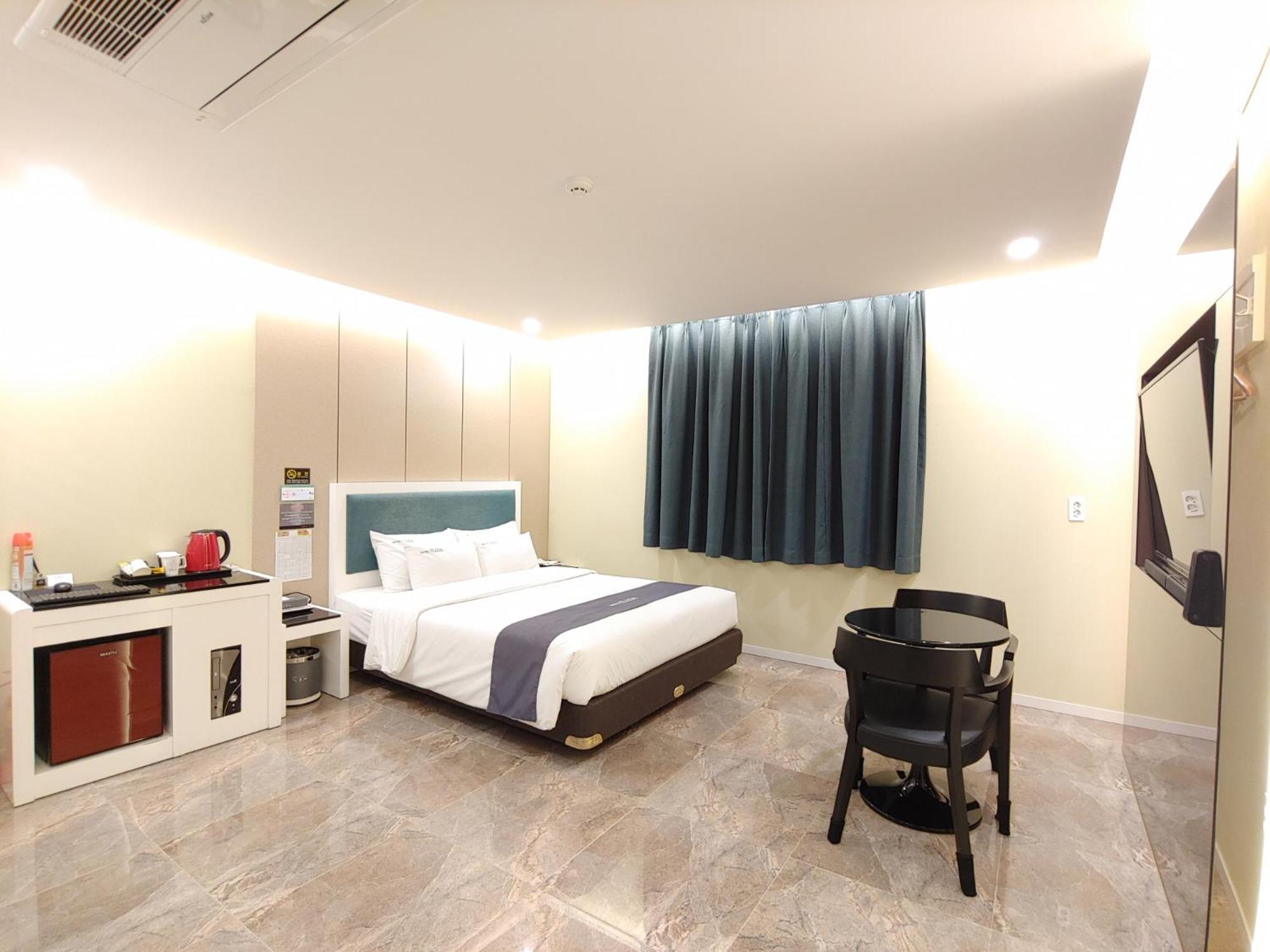 Double Room - Photo 8