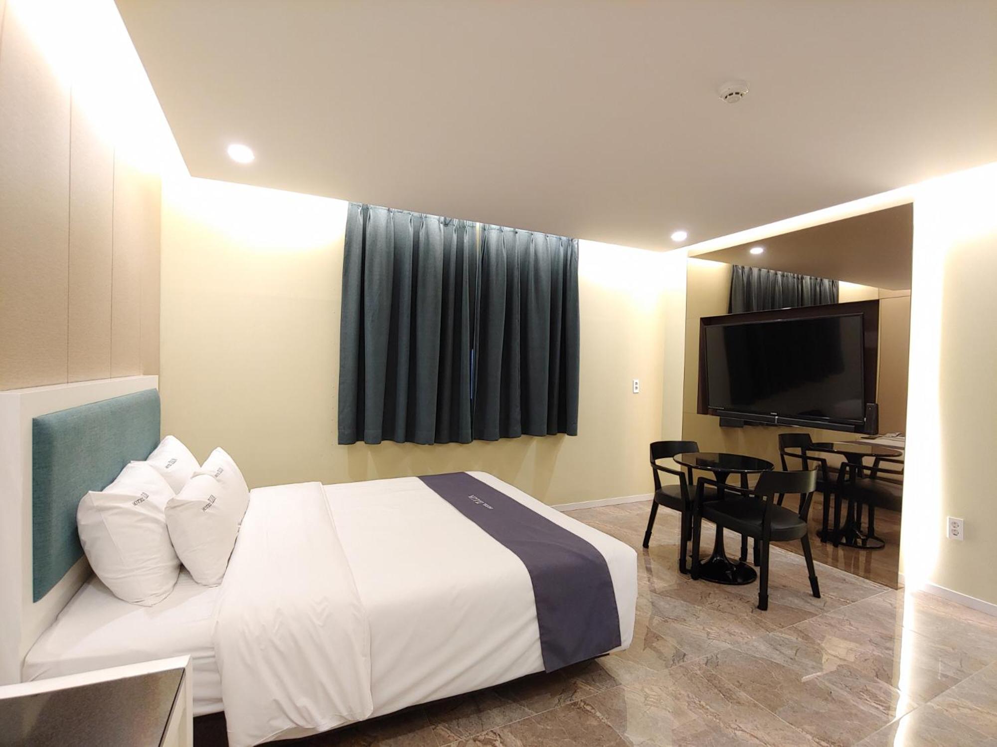 Double Room - Photo 9