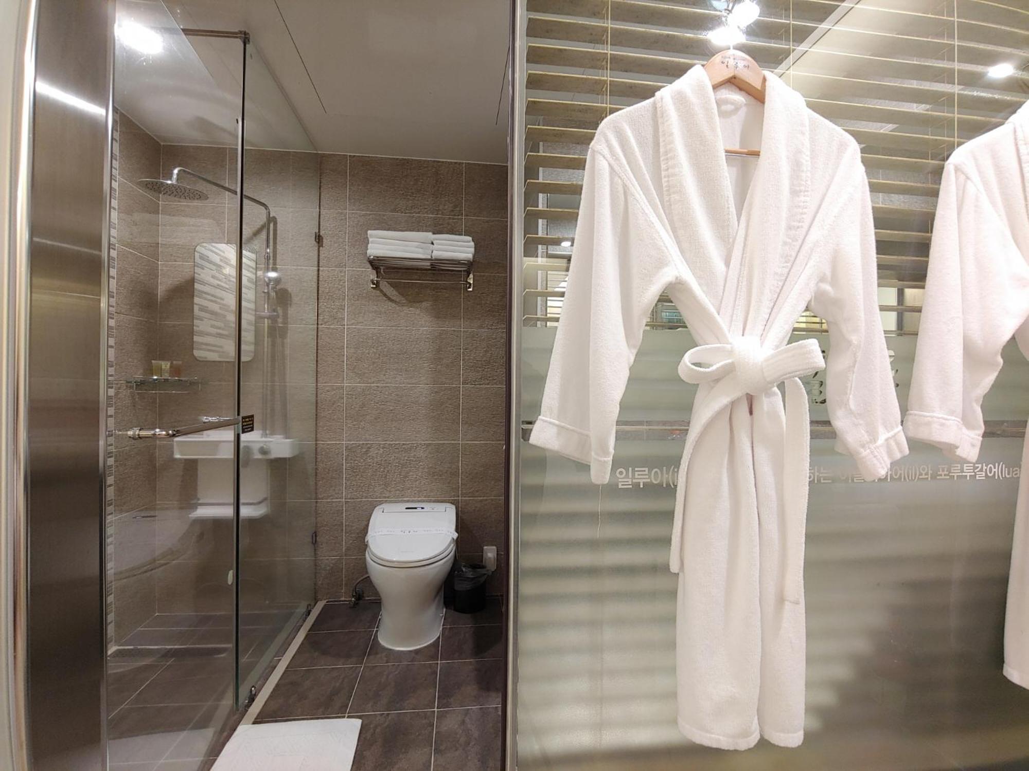 Double Room - Photo 12