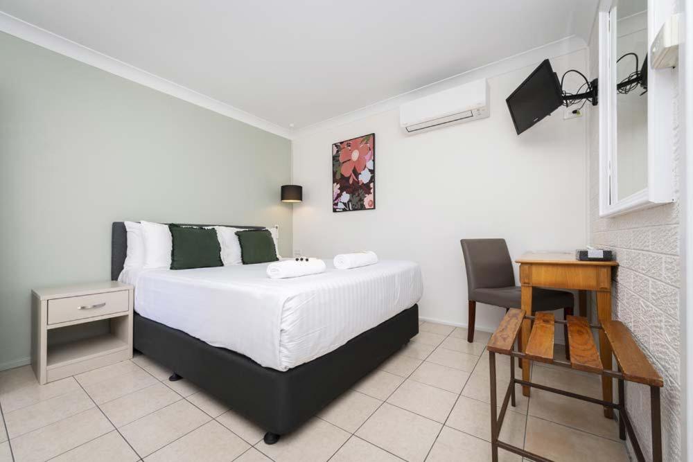 Queen Room - no housekeeping photo 1