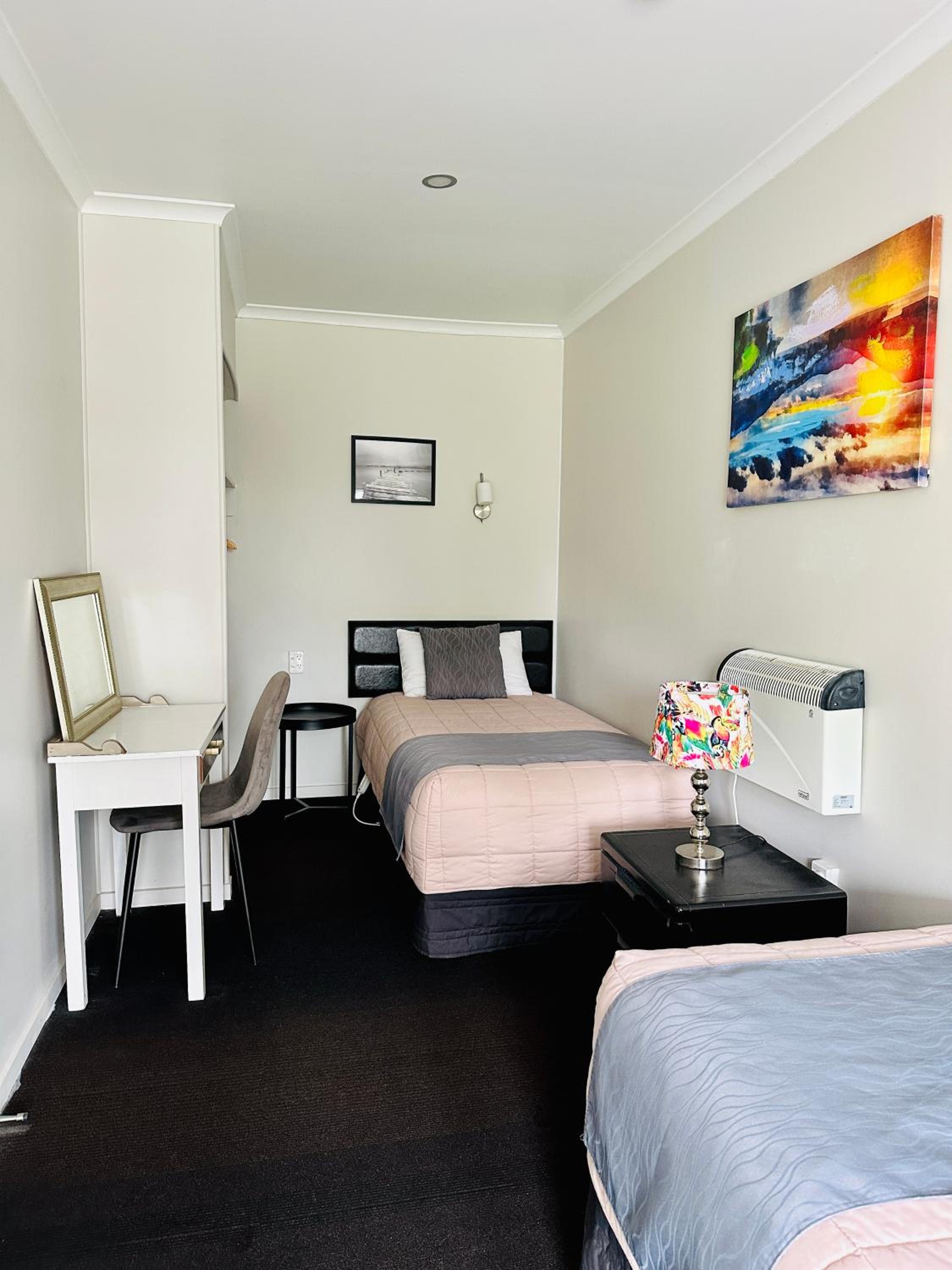 One-Bedroom Suite - Photo 4