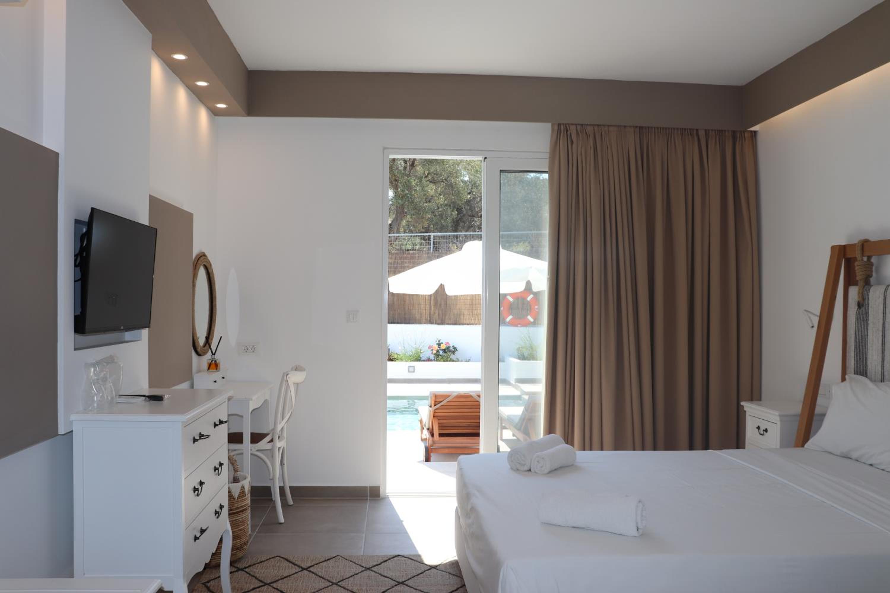 Double Room with Pool View photo 2