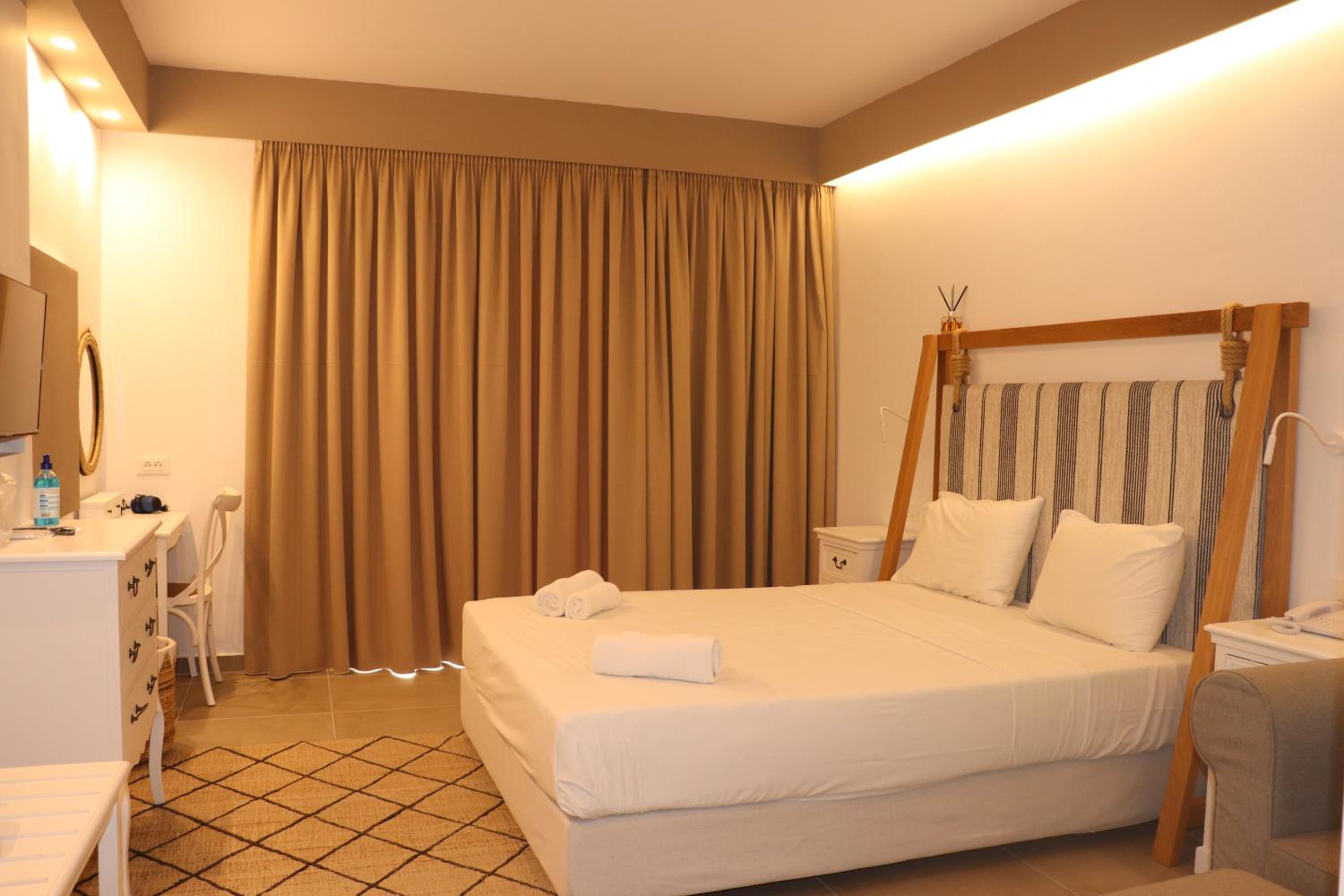 Double Room with Pool View photo 3