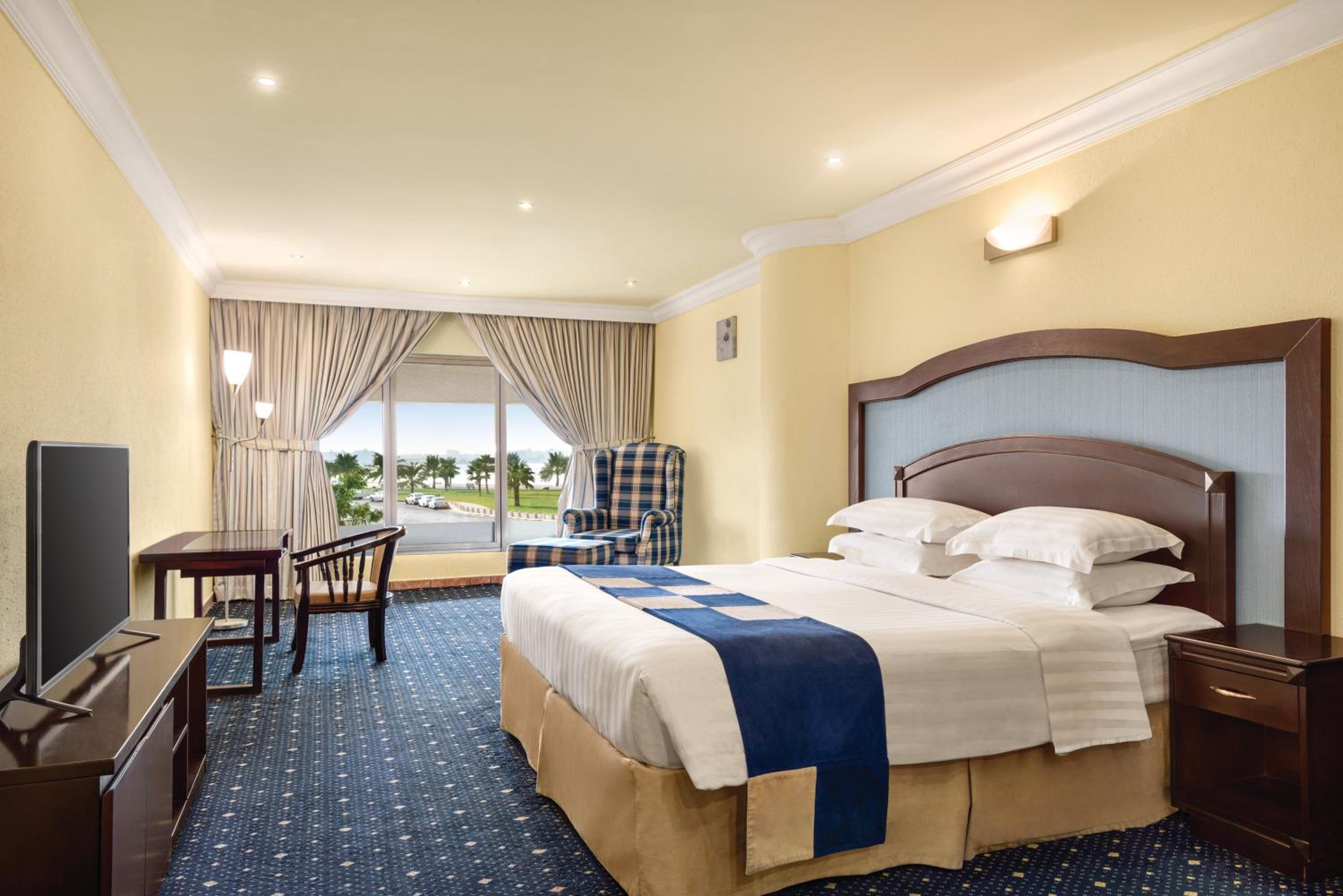 King Room with Sea View - Non-Smoking - Photo 3