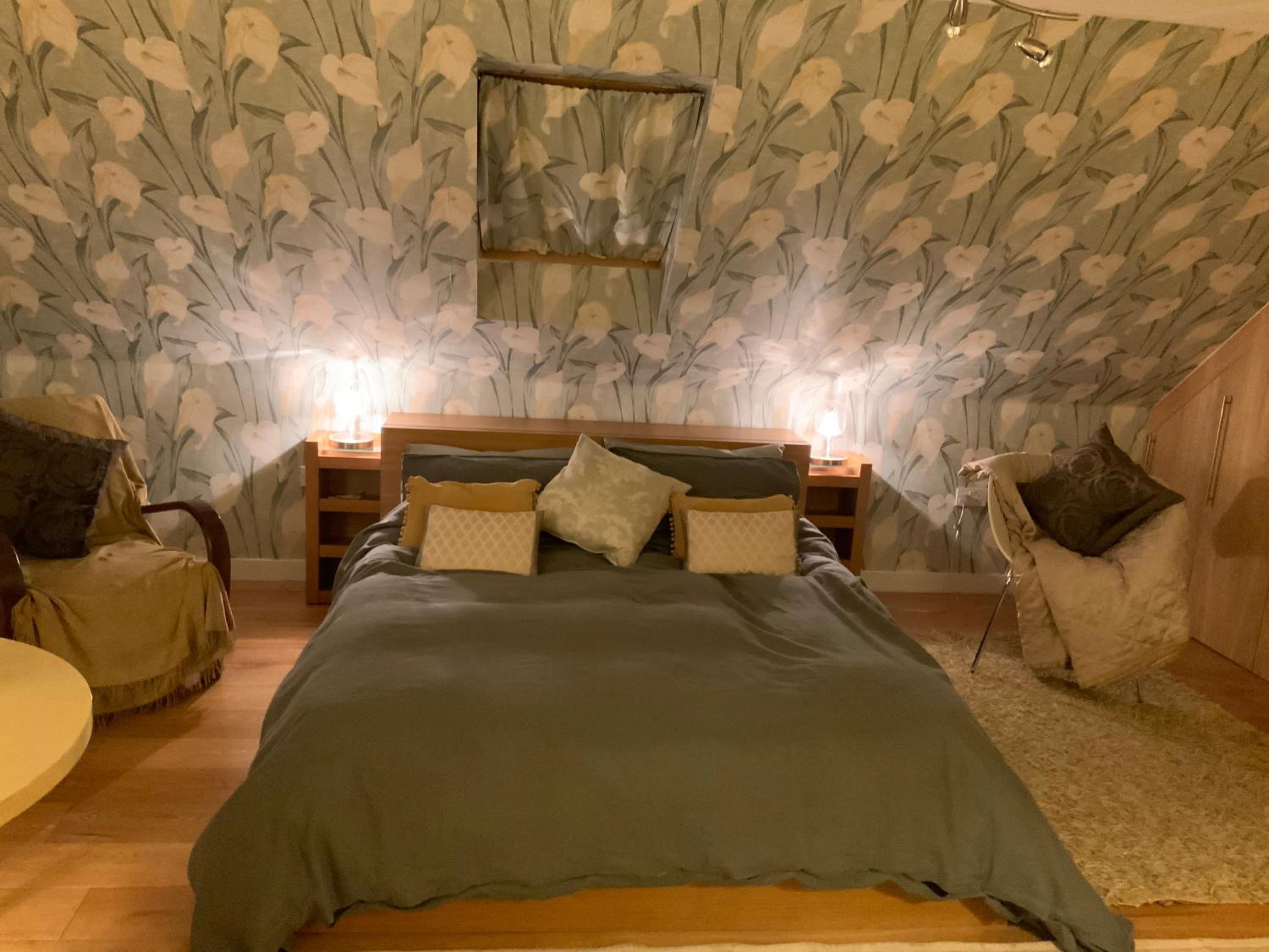 Deluxe Queen Suite - Photo 7