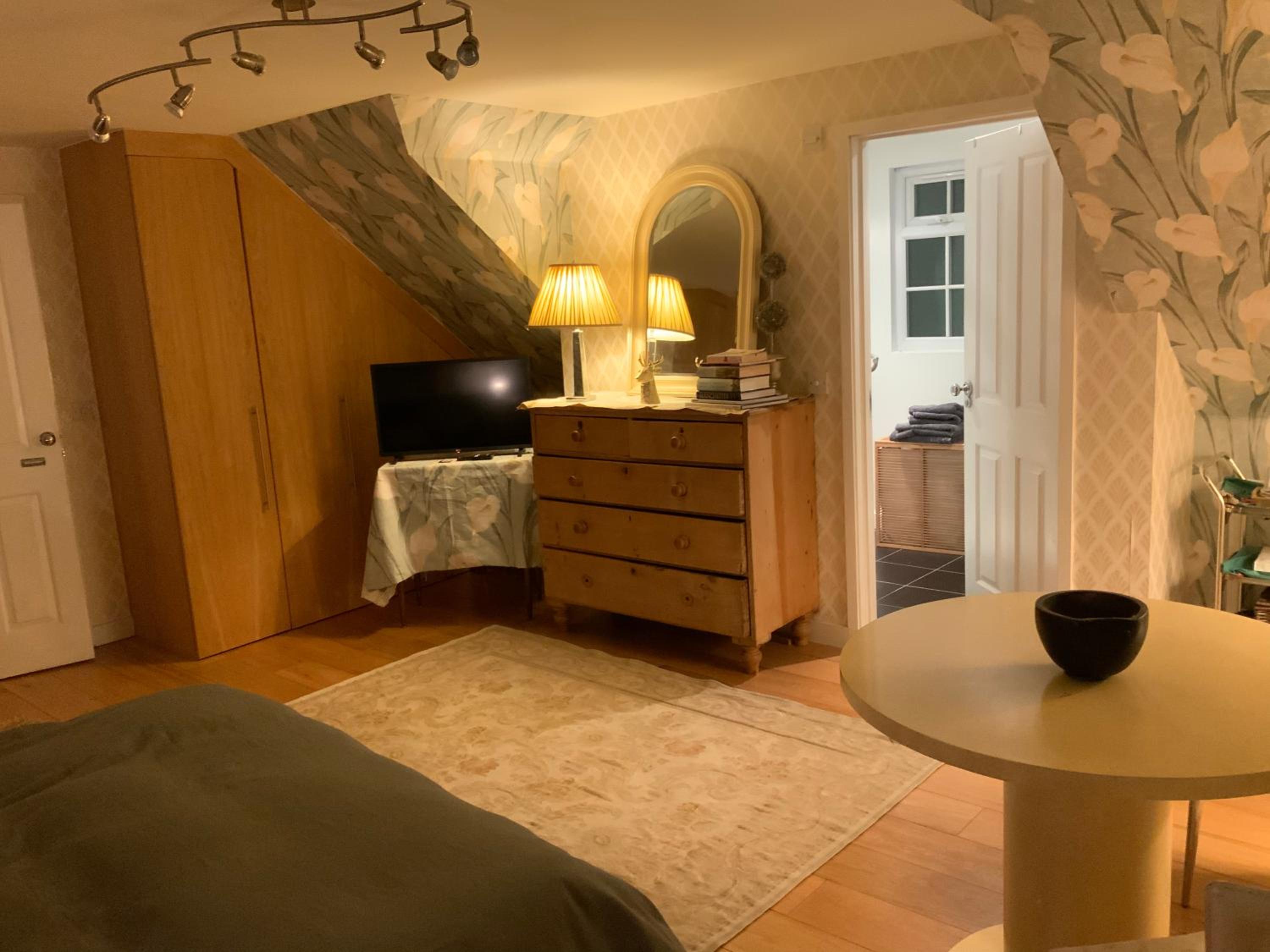 Deluxe Queen Suite - Photo 6