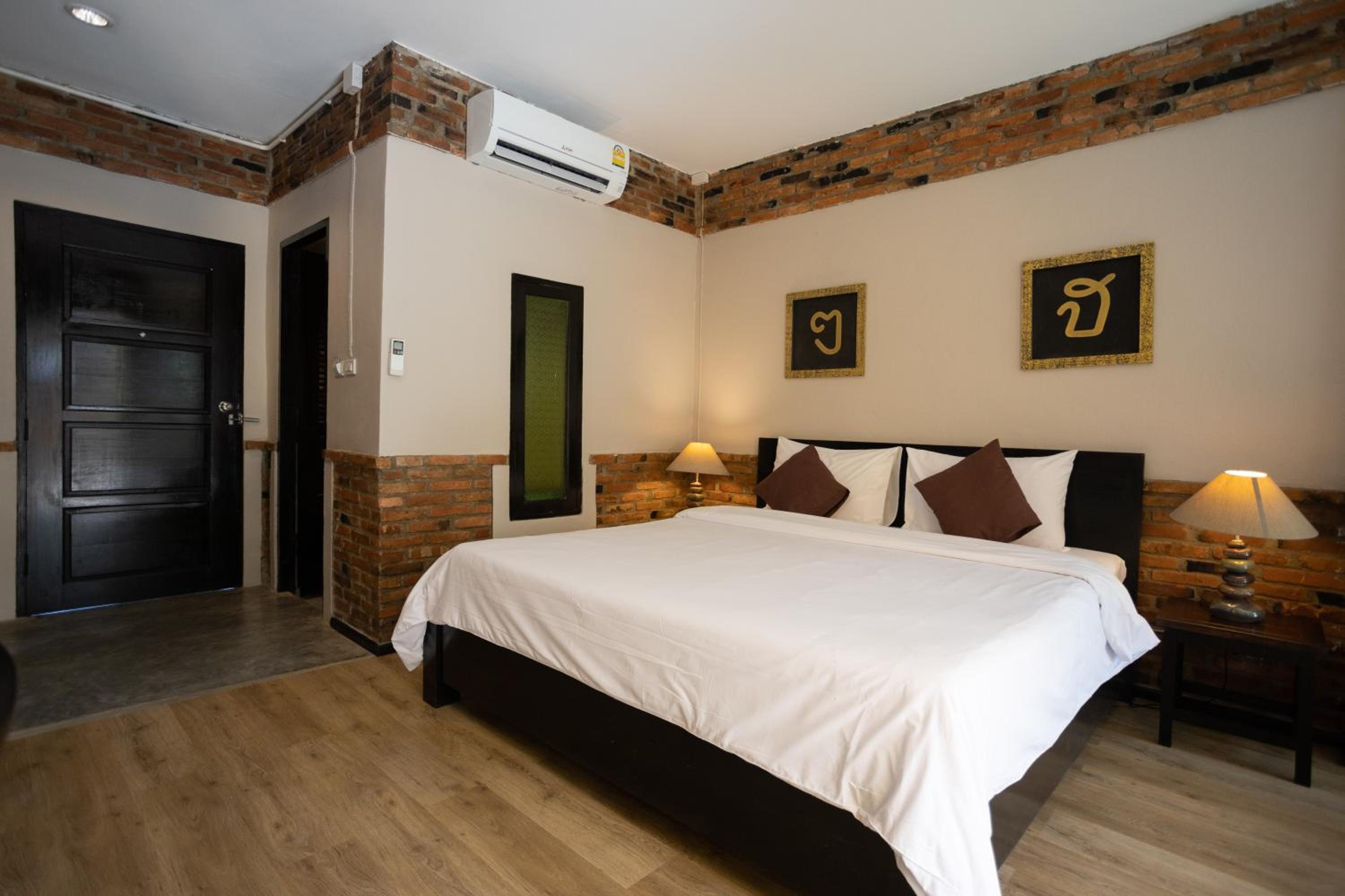 Deluxe Double Room - Photo 9