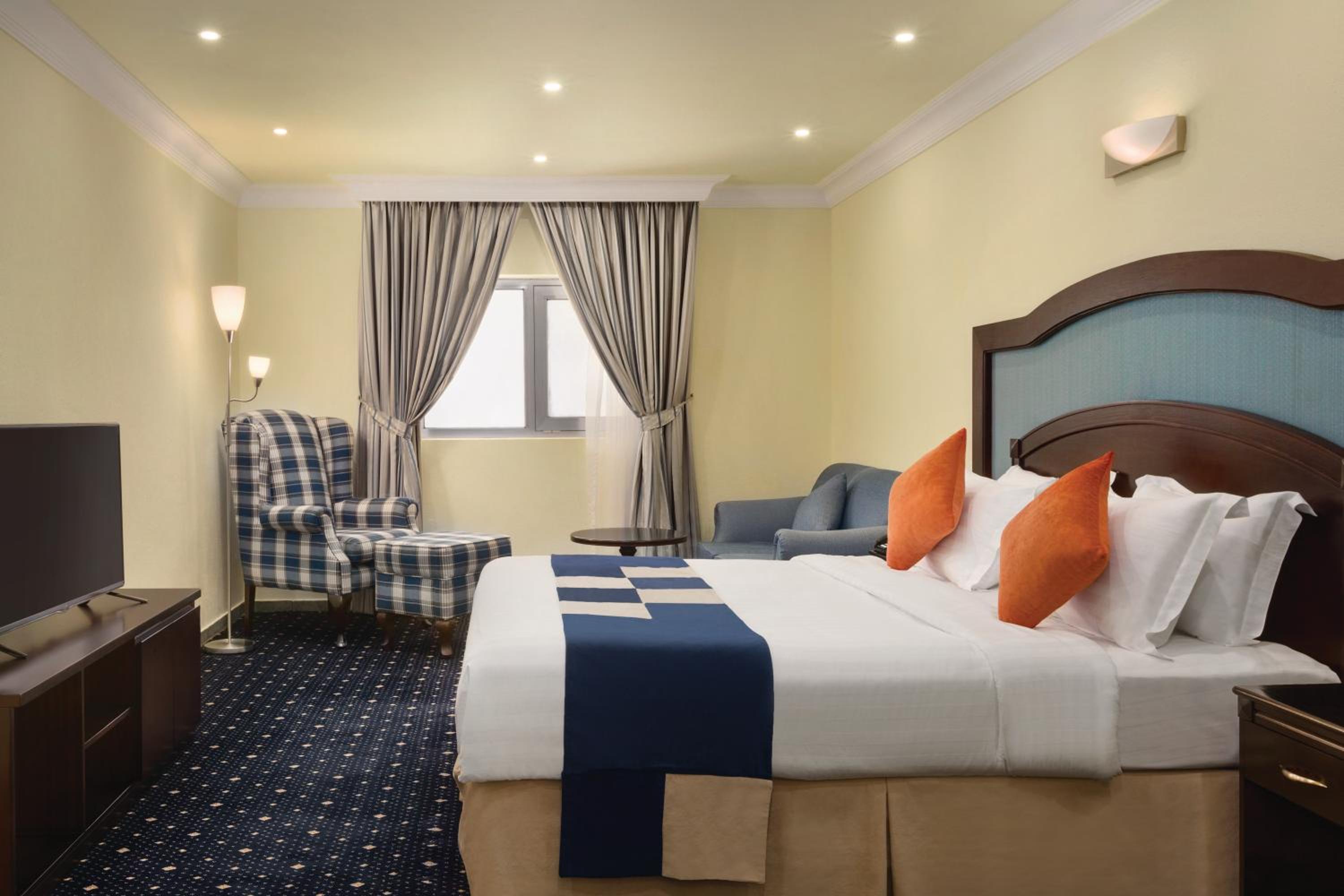 Superior King Room - Non-Smoking - Photo 4