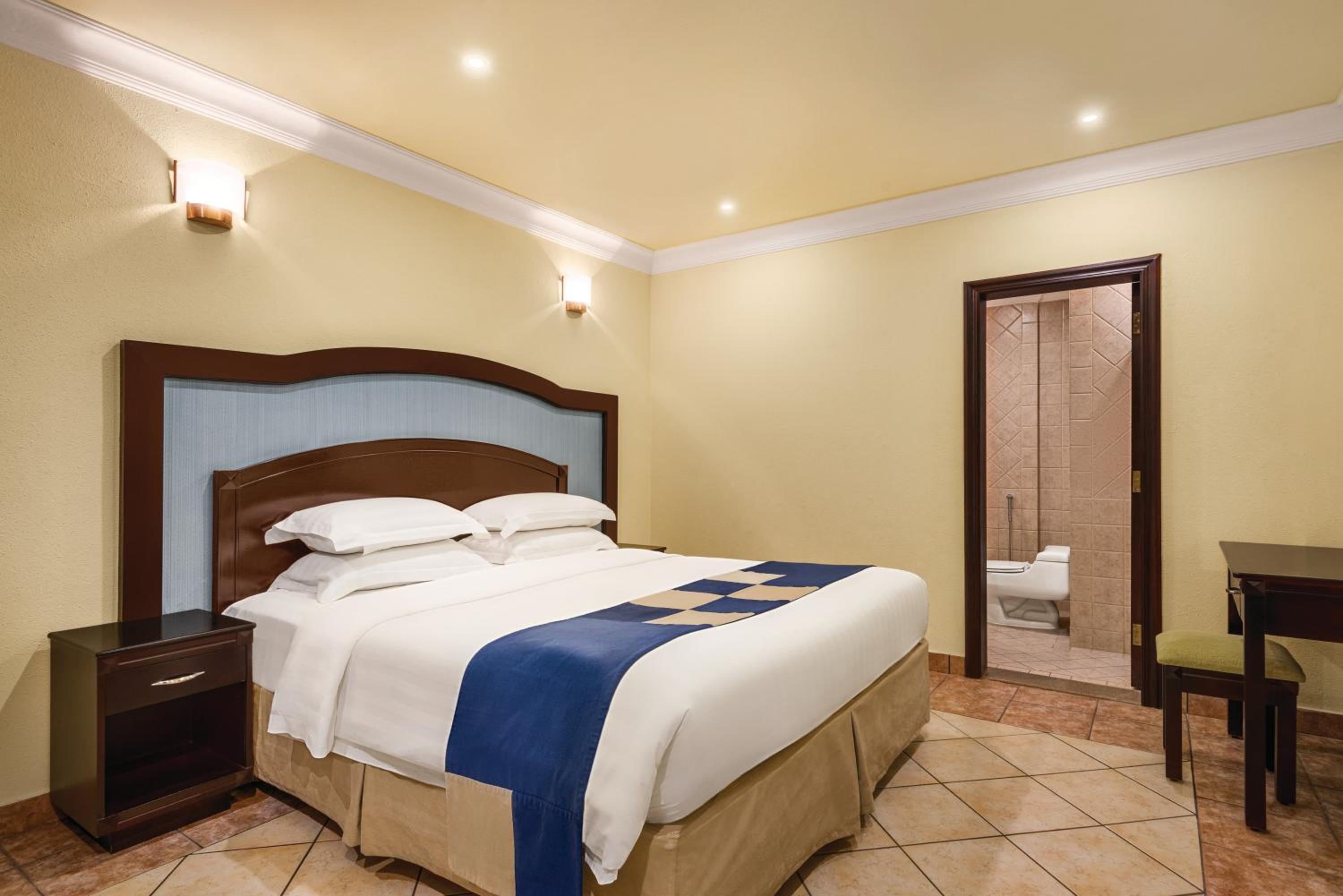 Duplex Room with One King Bed and One Twin Bed - Non-Smoking - Photo 2