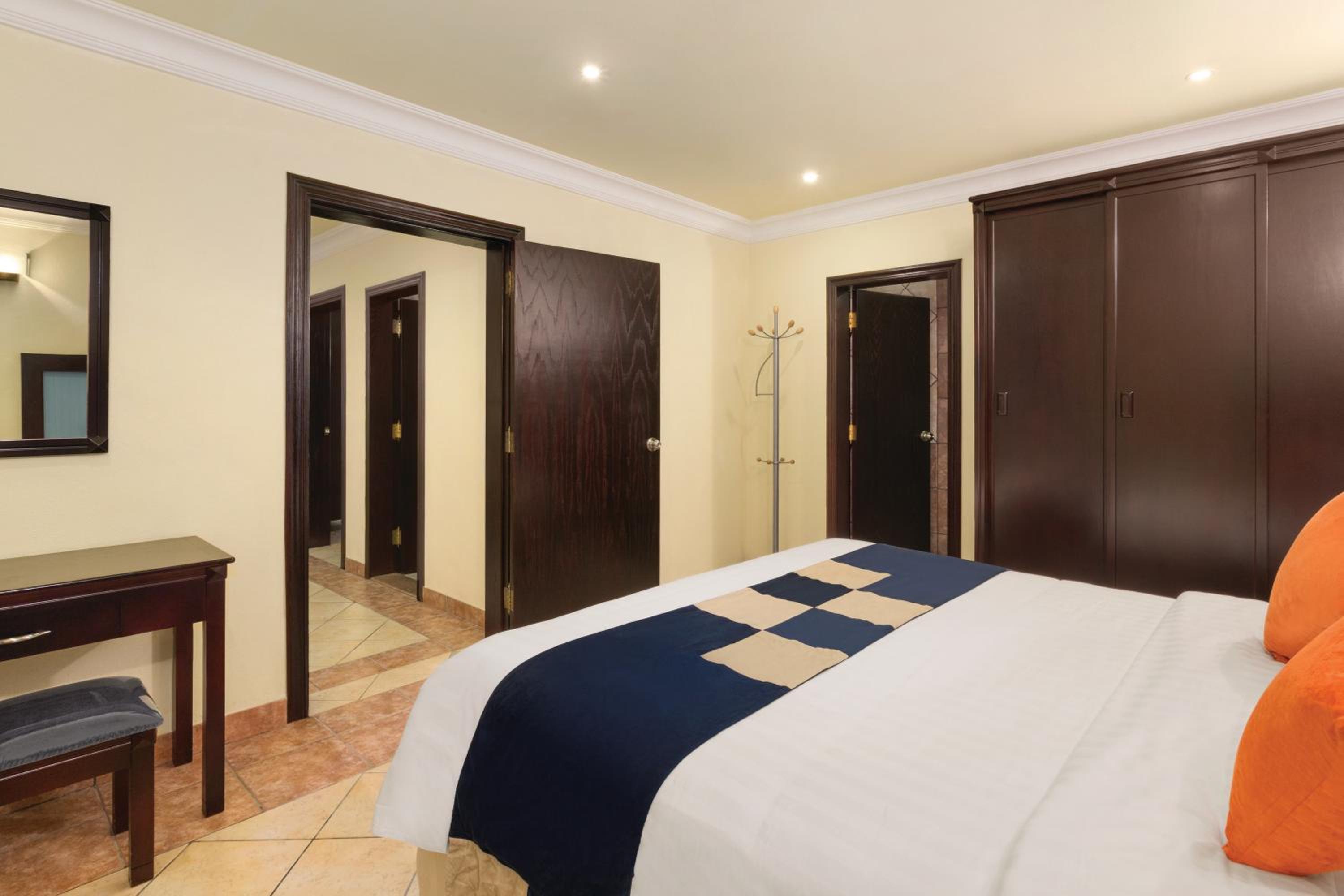 Duplex Room with One King Bed and One Twin Bed - Non-Smoking - Photo 4