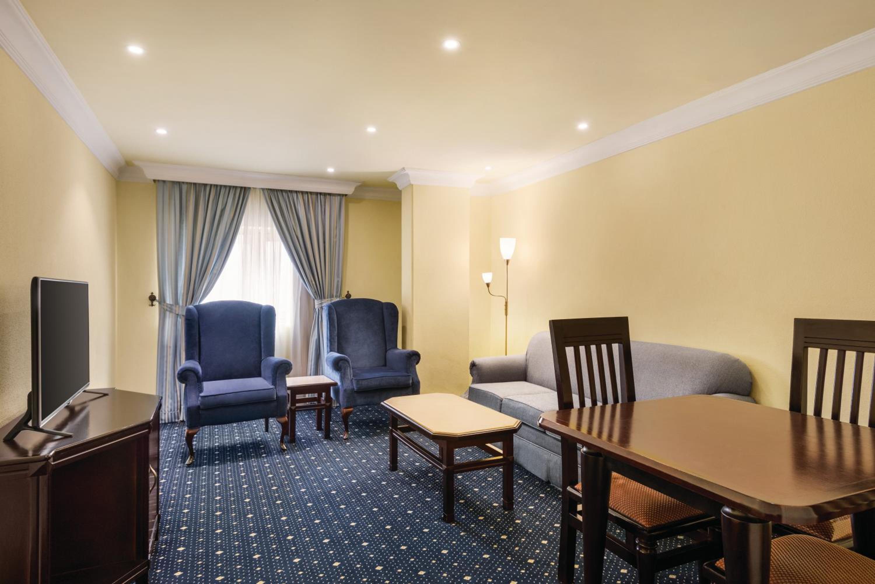 Duplex Room with One King Bed and One Twin Bed - Non-Smoking - Photo 5