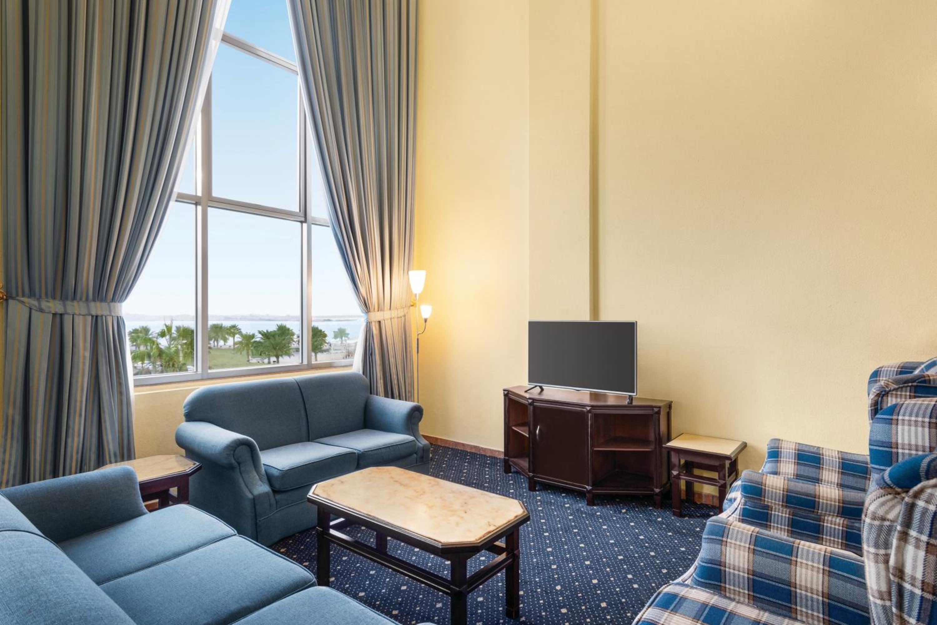 Duplex Room with One King and Two Twin Beds - Sea View/Non-Smoking - Photo 10