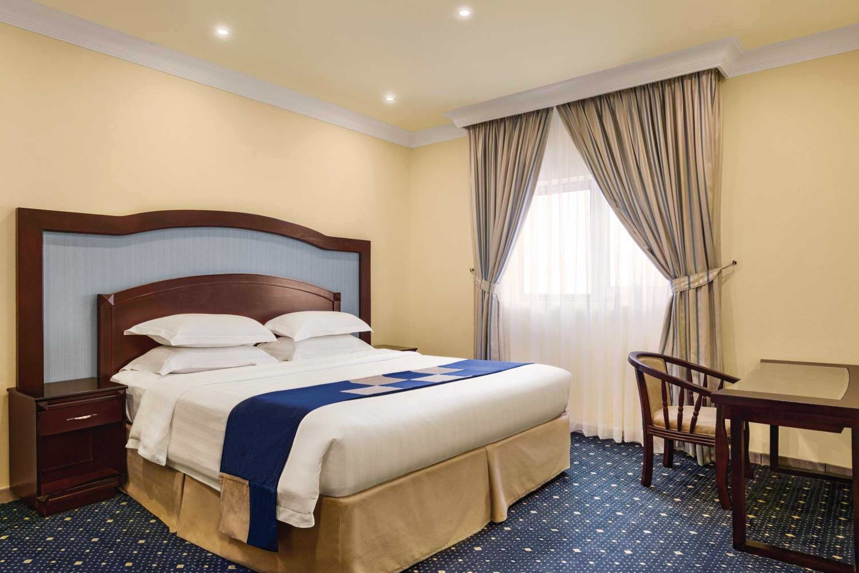 Superior King Room - Non-Smoking - Photo 2