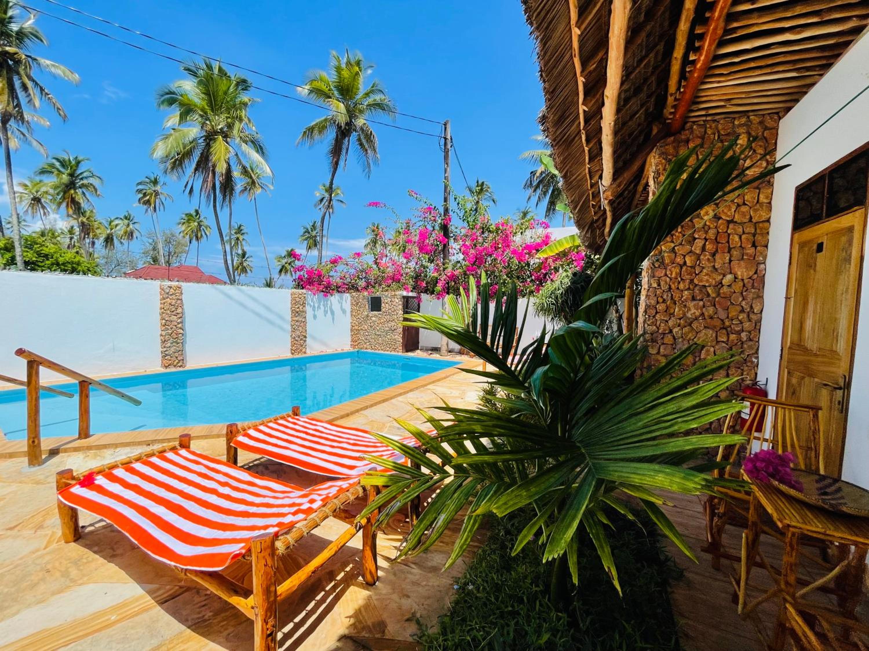Apartment with Pool View