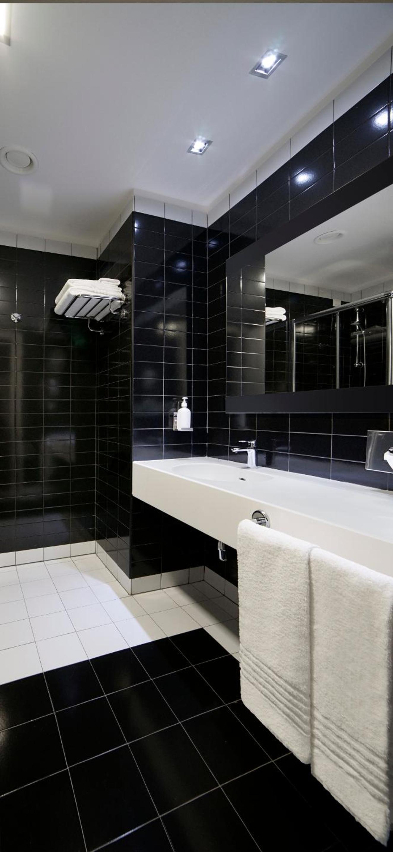 Standard Double Room with Balcony - Disability Access/Non-Smoking - Photo 4