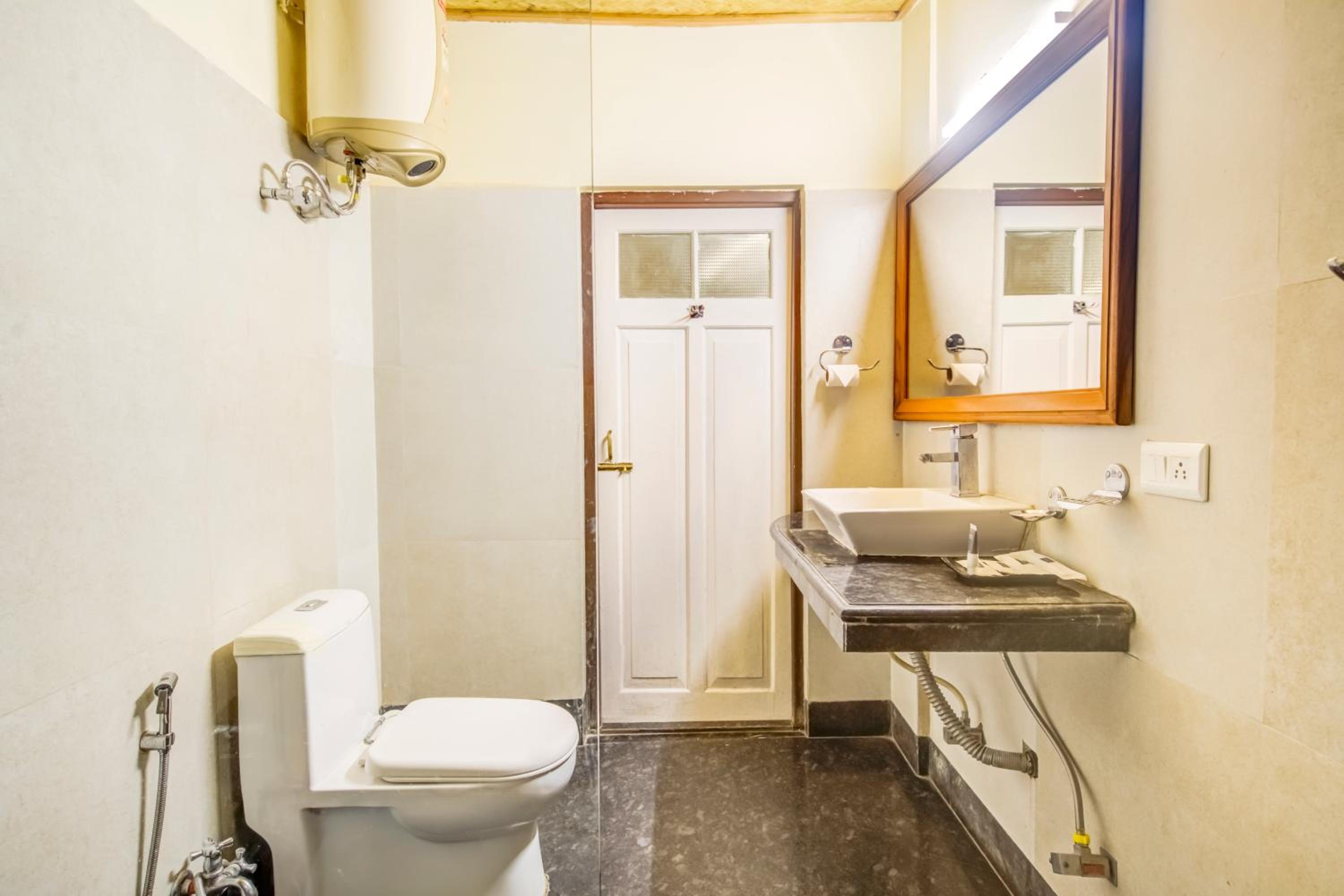 Orchid Family Cottage with Bathtub and Balcony photo 3