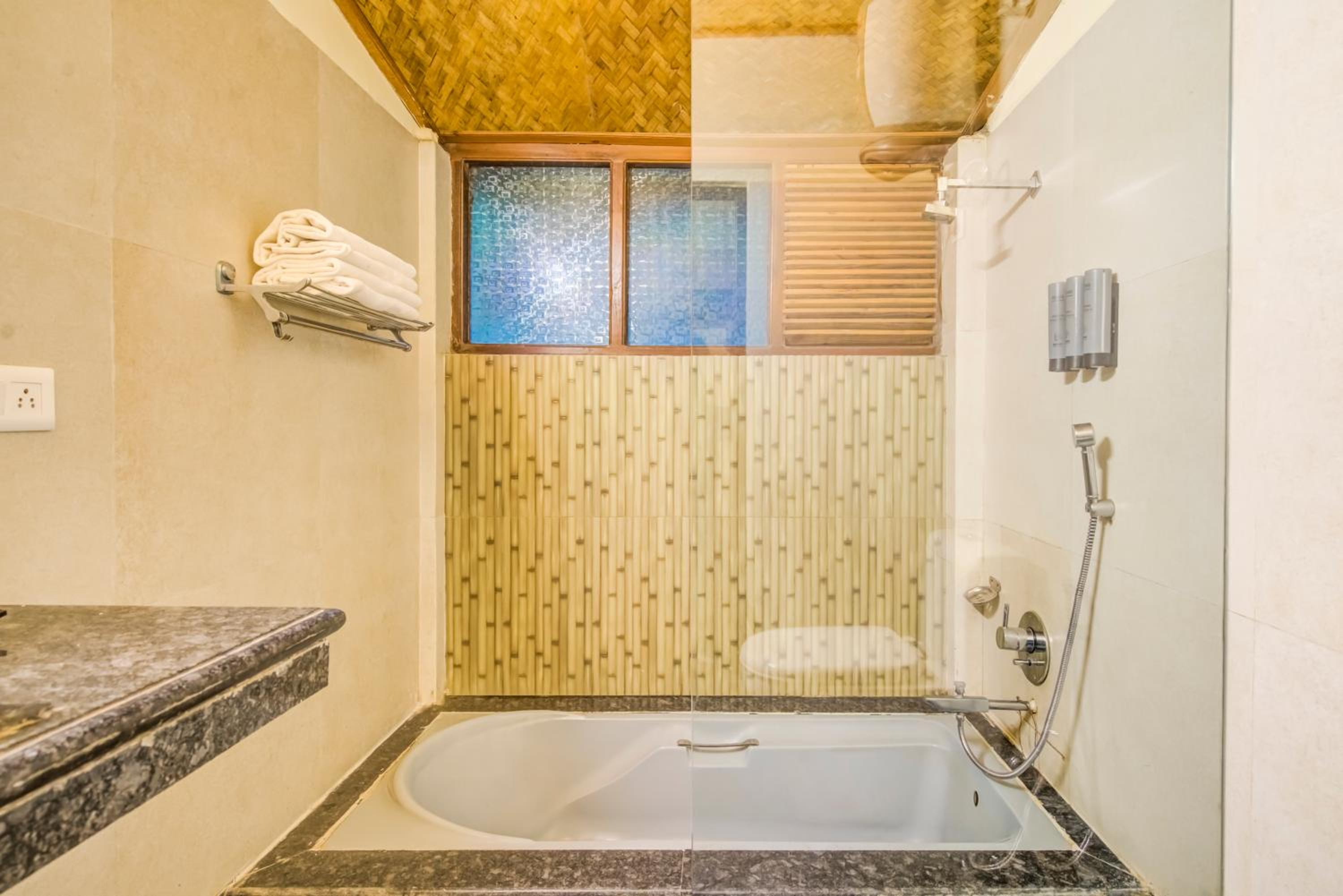 Orchid Family Cottage with Bathtub and Balcony photo 2