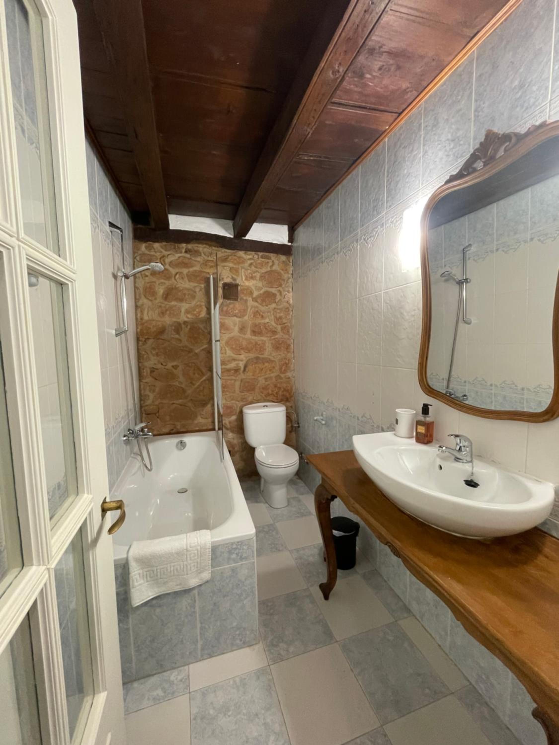 Seven-Bedroom House photo 2
