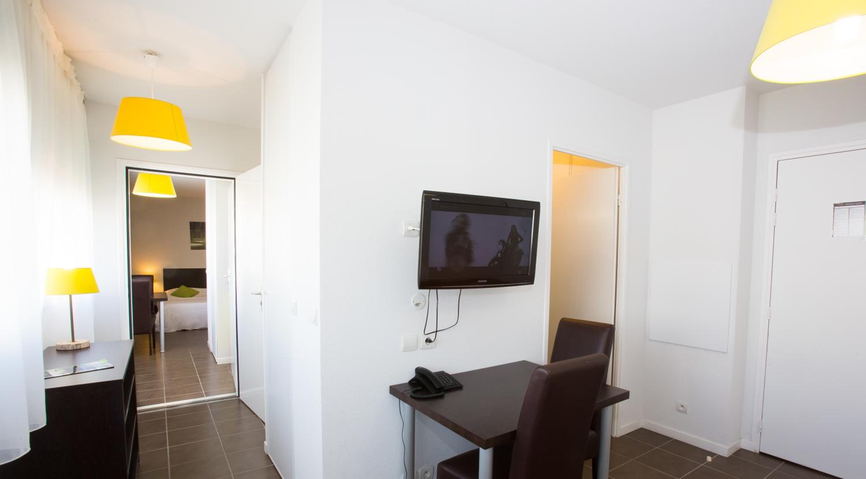 Two Connecting Studio (1-4 Adults) - Photo 3
