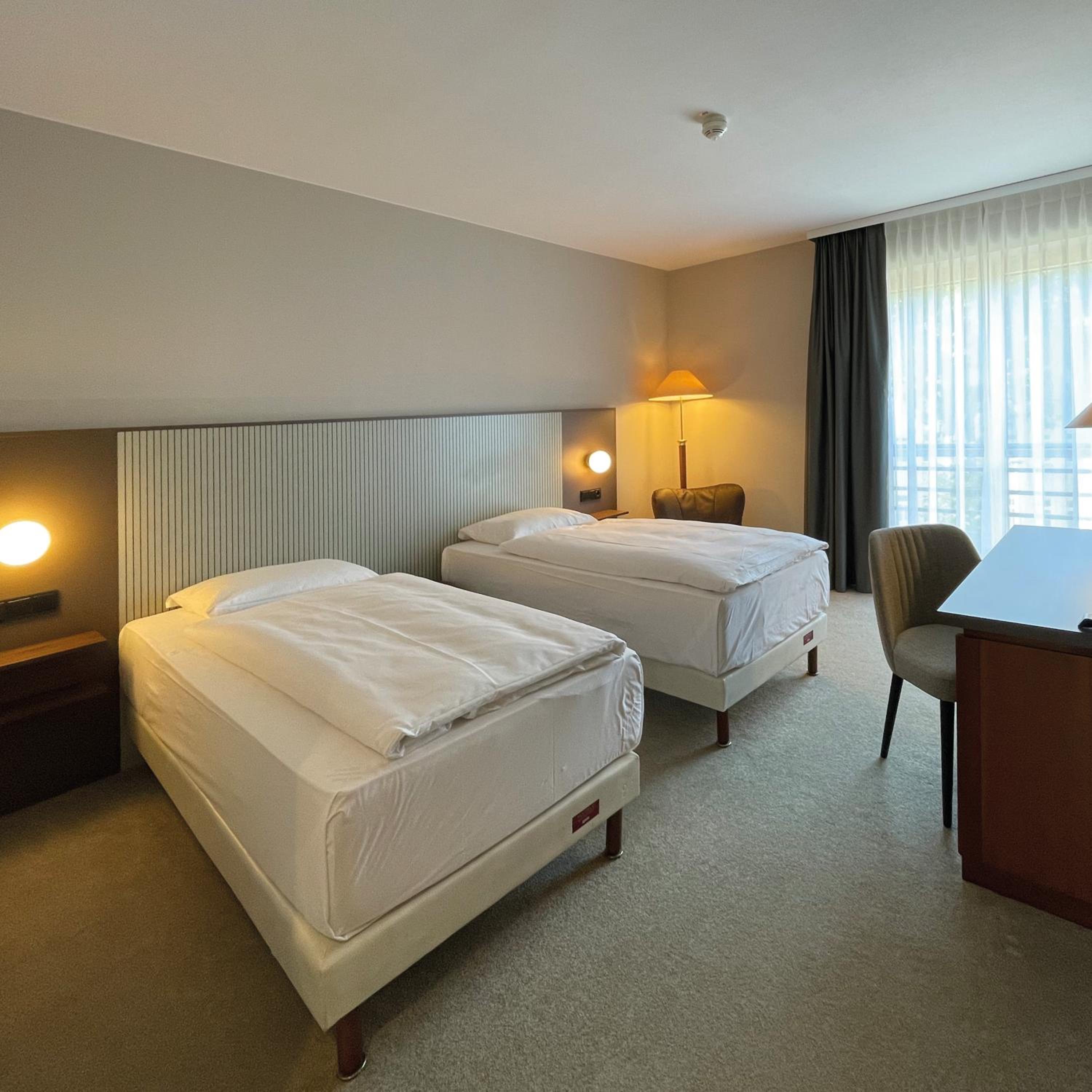 Standard Twin Room - Photo 3