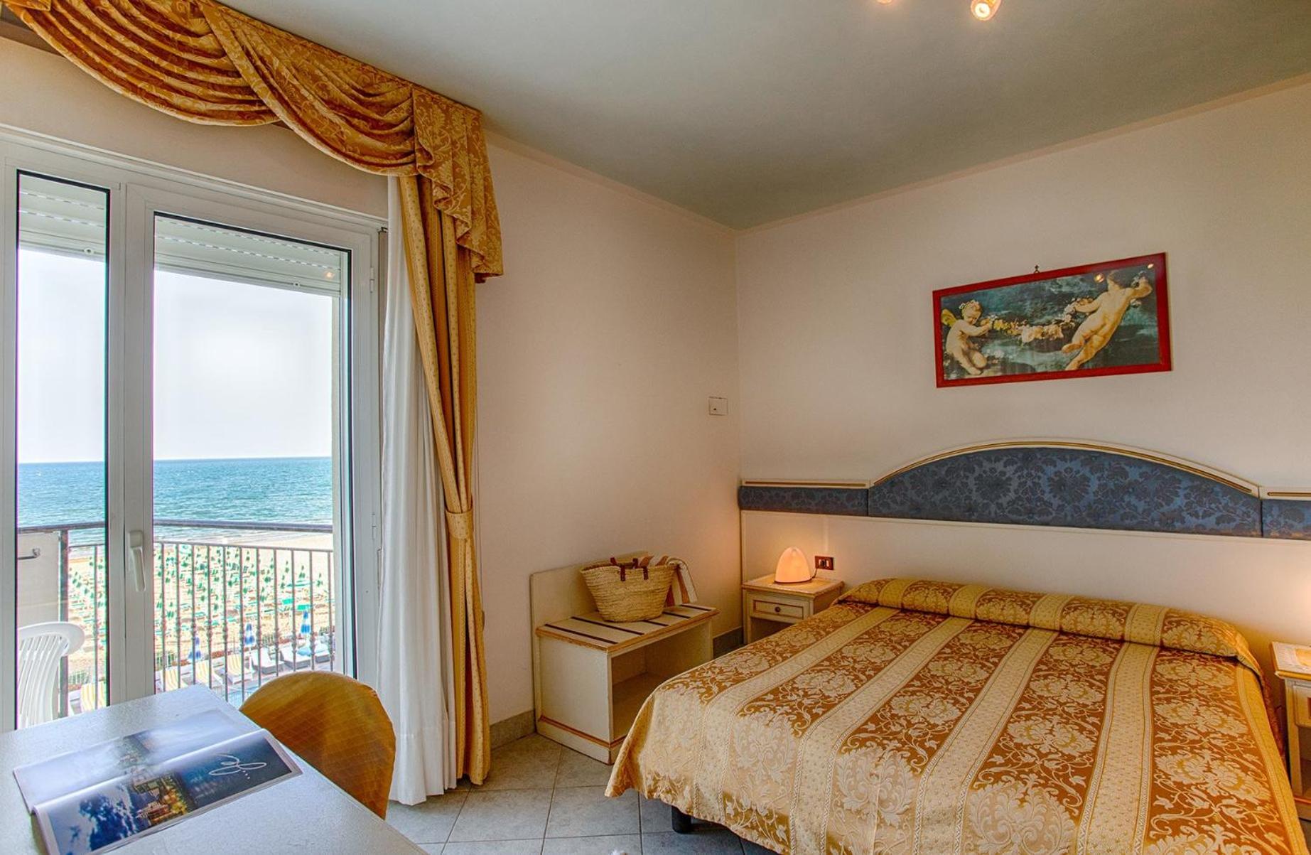 Double Room with Balcony and Sea View photo 3