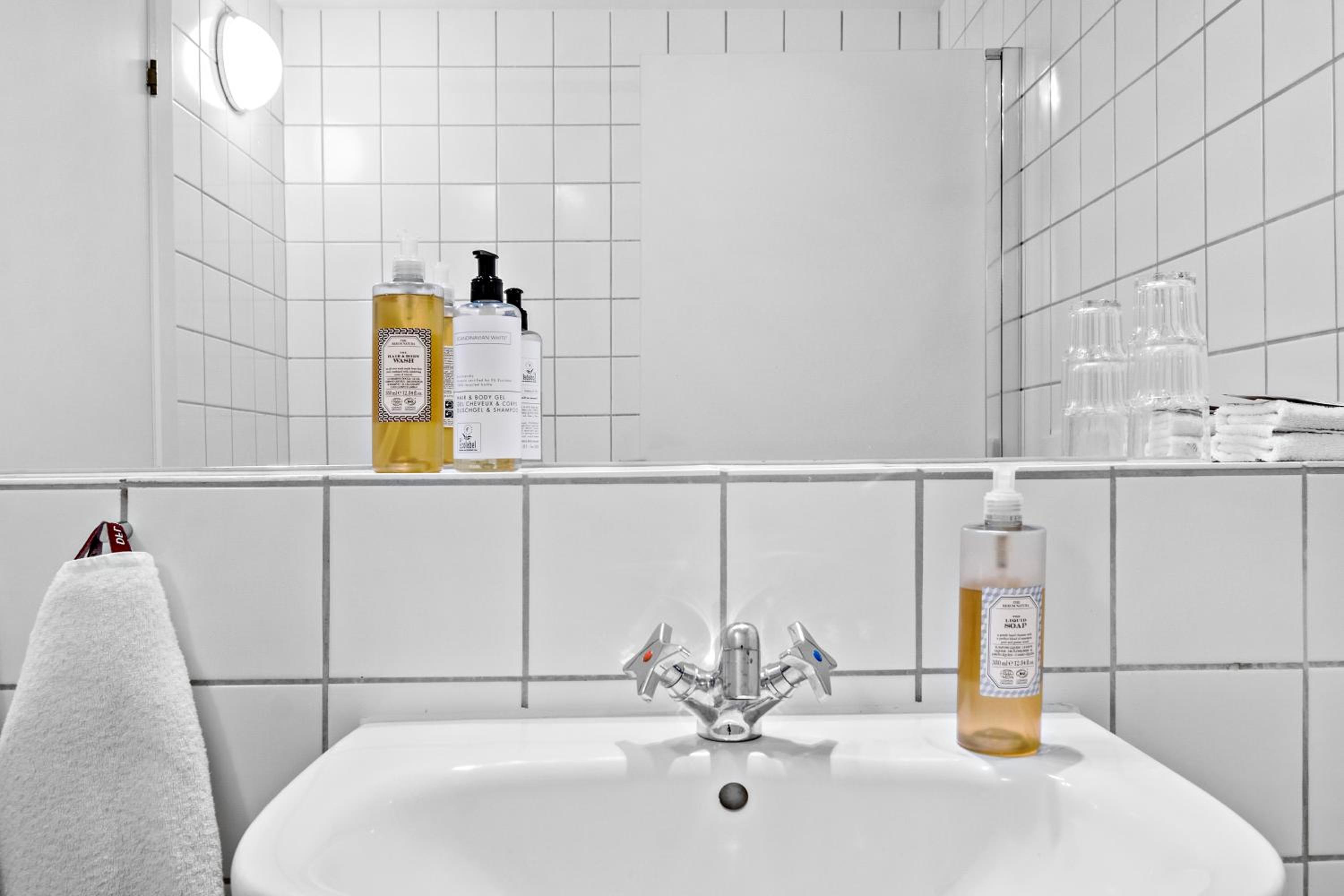 King Suite with Bathtub - Photo 4