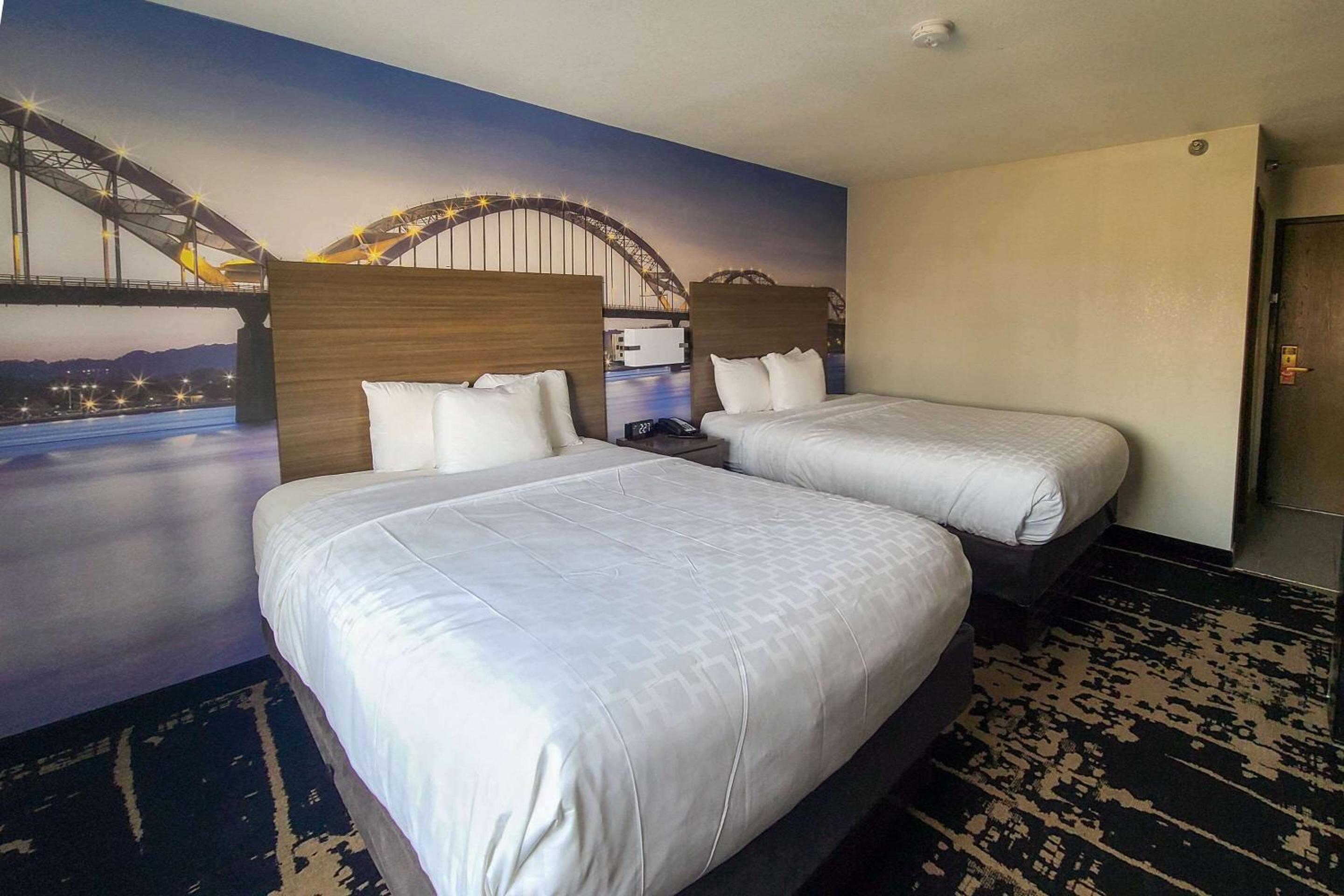 Queen Room with Two Queen Beds - Non-Smoking - Photo 6