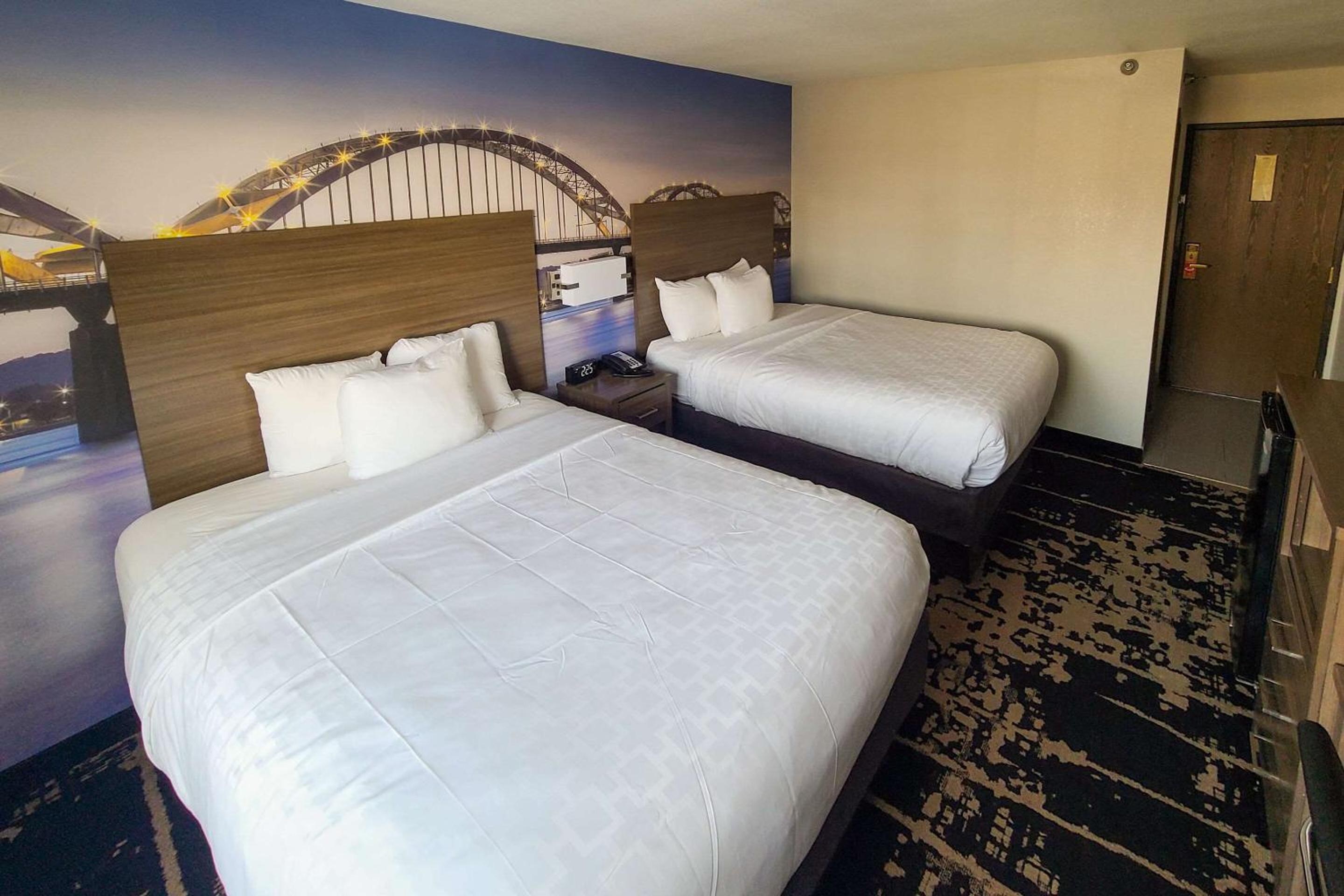 Queen Room with Two Queen Beds - Non-Smoking - Photo 7