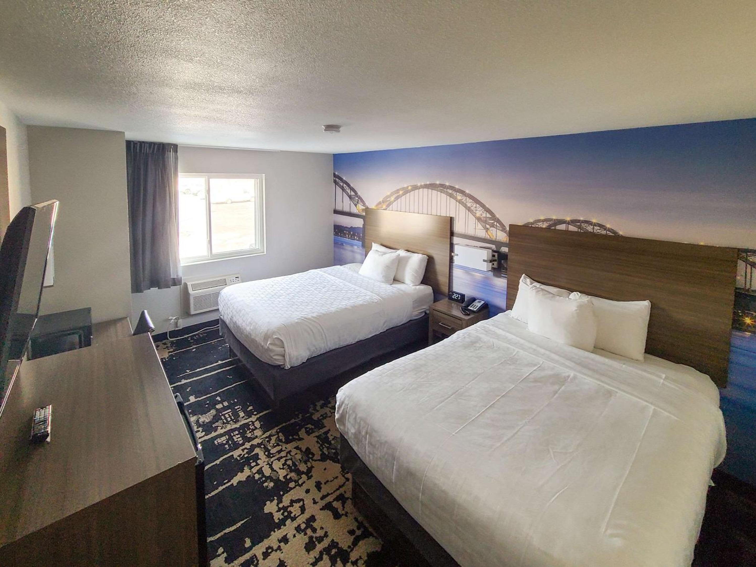 Queen Room with Two Queen Beds - Non-Smoking - Photo 8