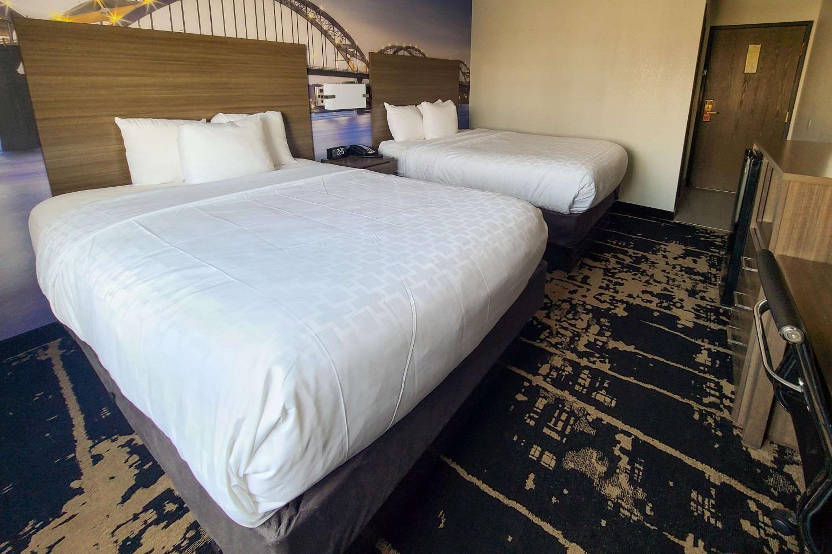 Queen Room with Two Queen Beds - Non-Smoking - Photo 2