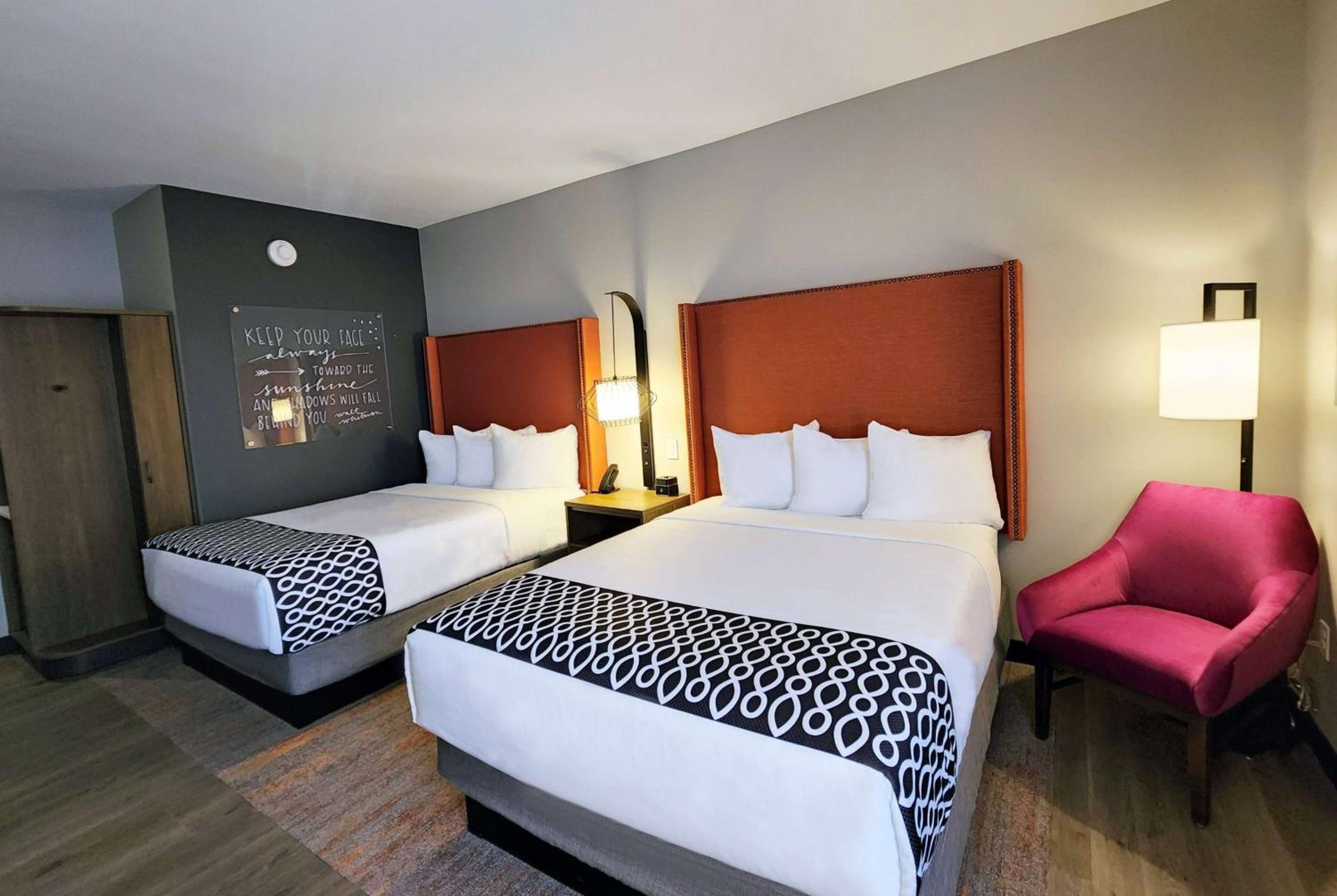 Queen Room with Two Queen Beds - Non-Smoking - Photo 4
