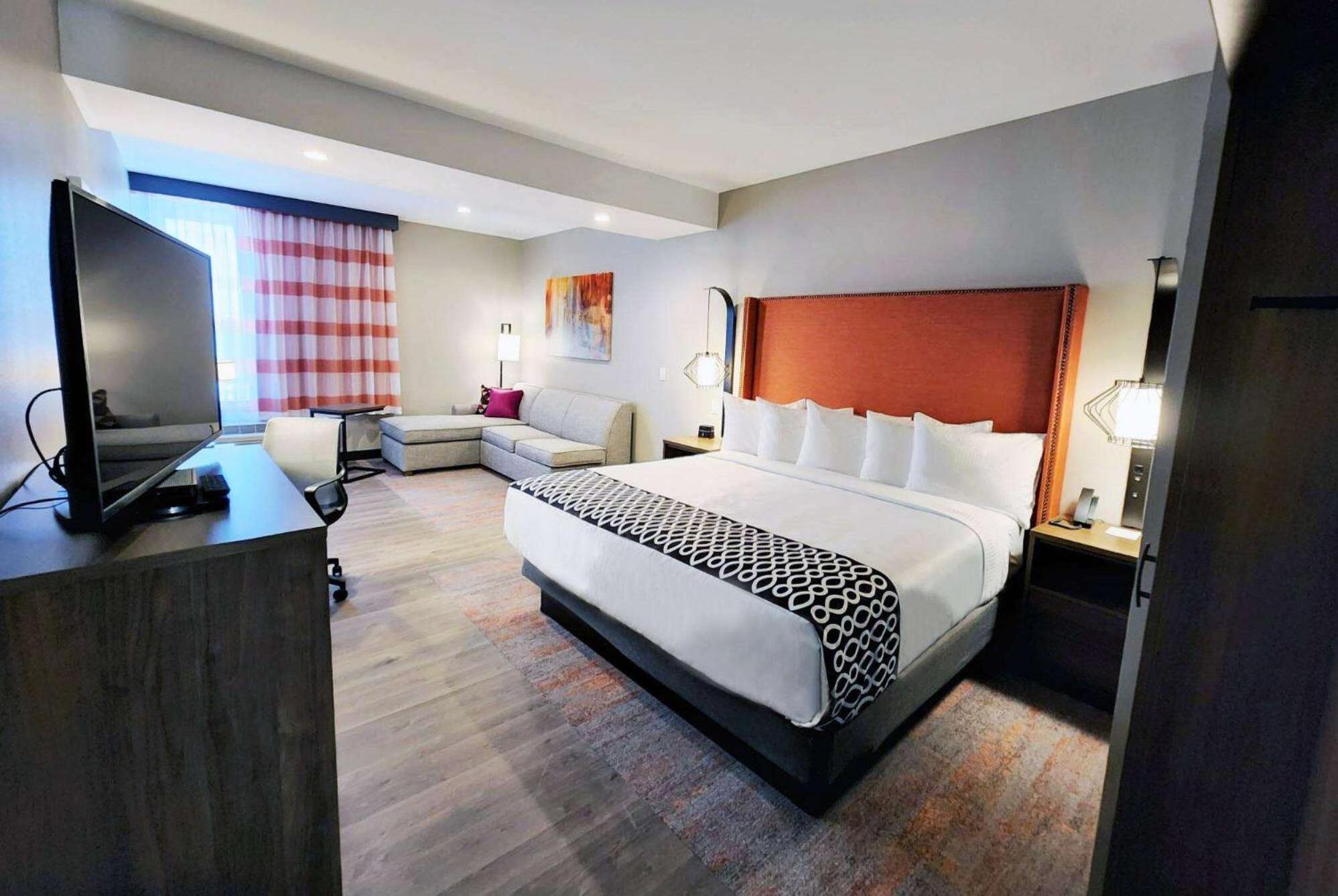 King Suite - Non-Smoking - Photo 2