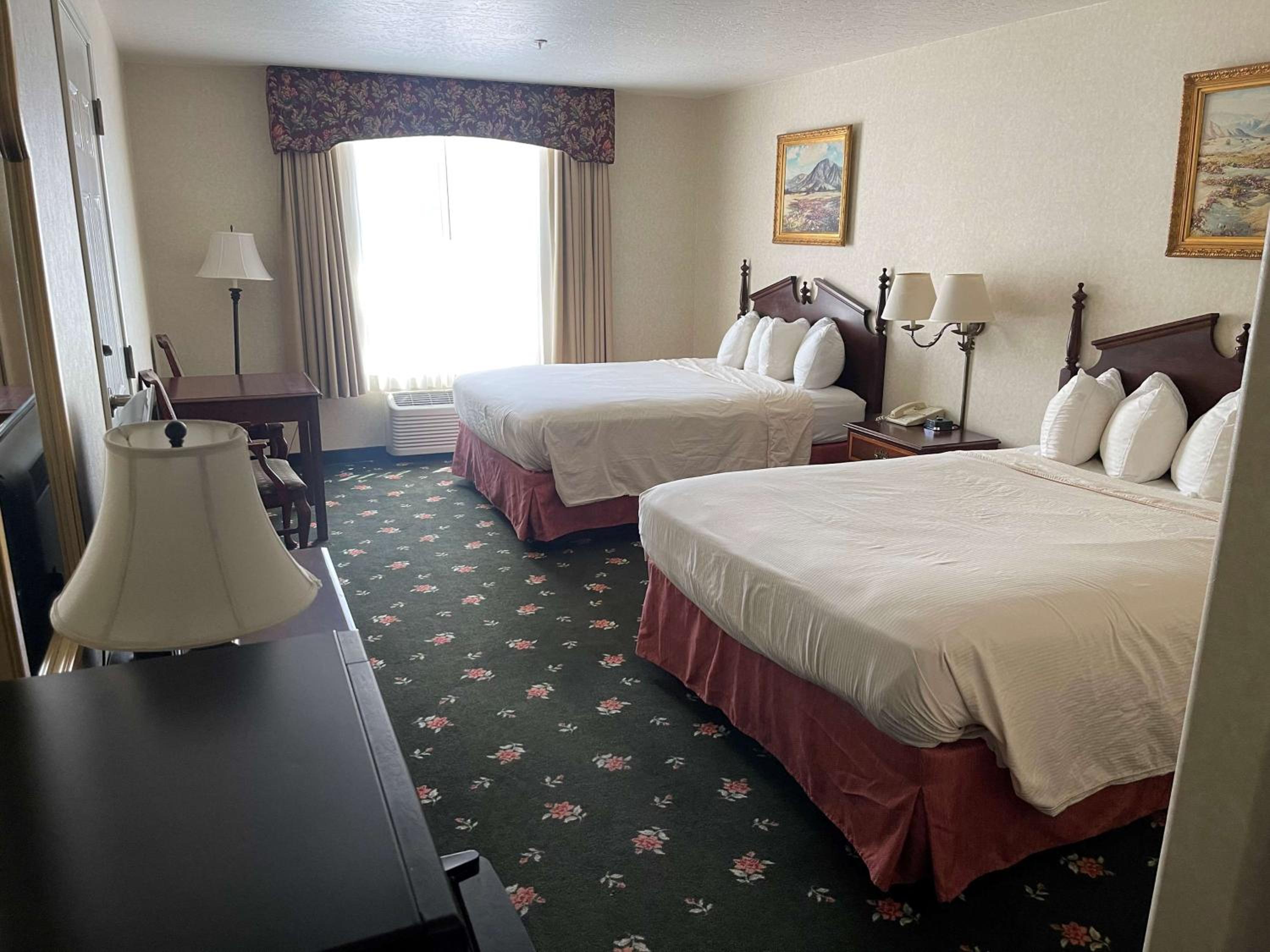 Queen Room with Two Queen Beds - Non-Smoking - Photo 1