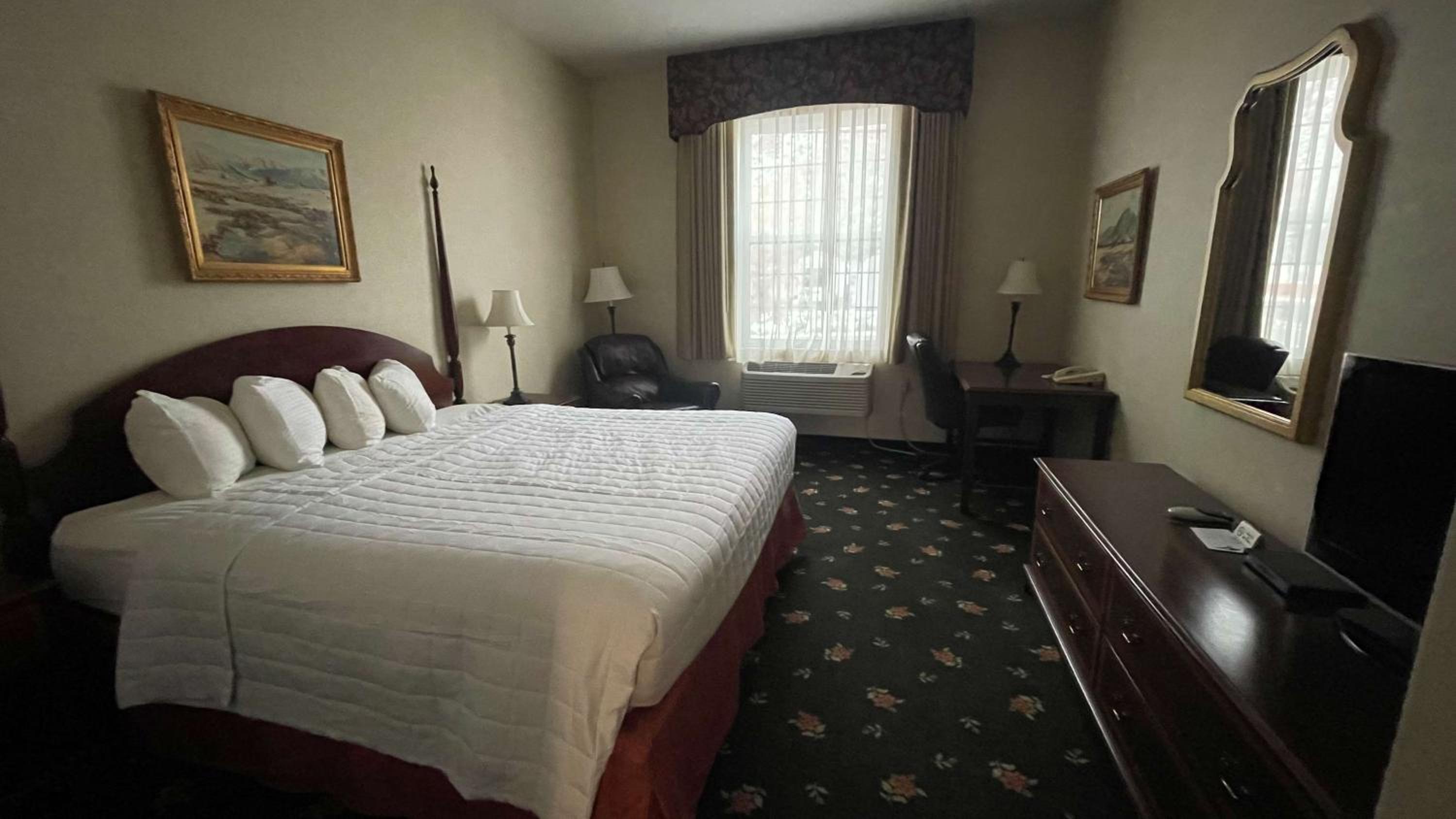 King Room with One King Bed and Roll-In Shower - Mobility Accessible/Non-Smoking photo 3
