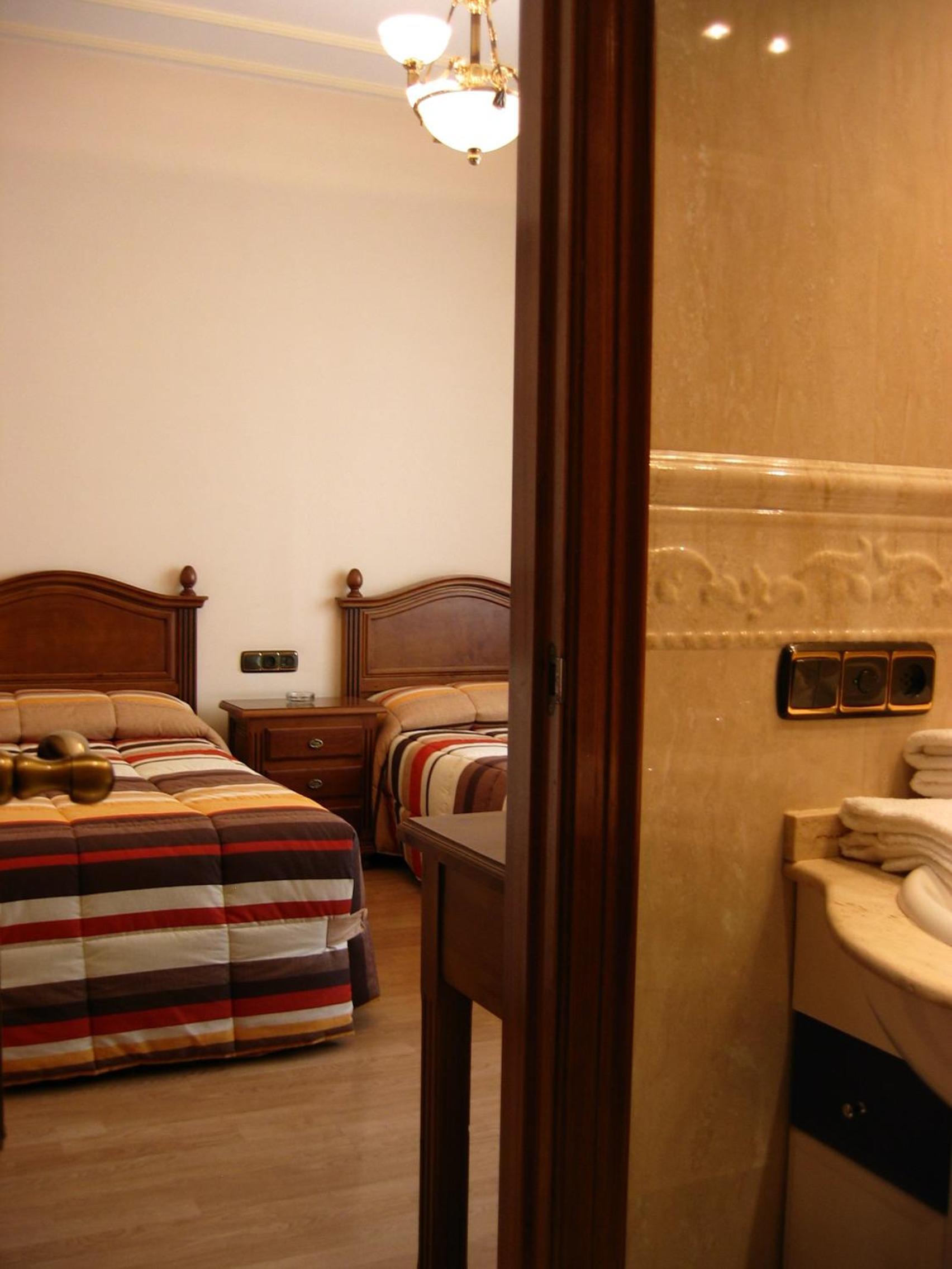 Twin Room - Photo 4