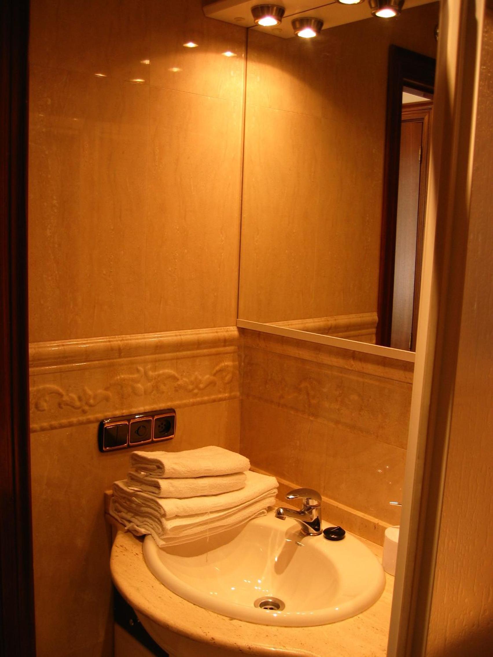 Double Room - Photo 5