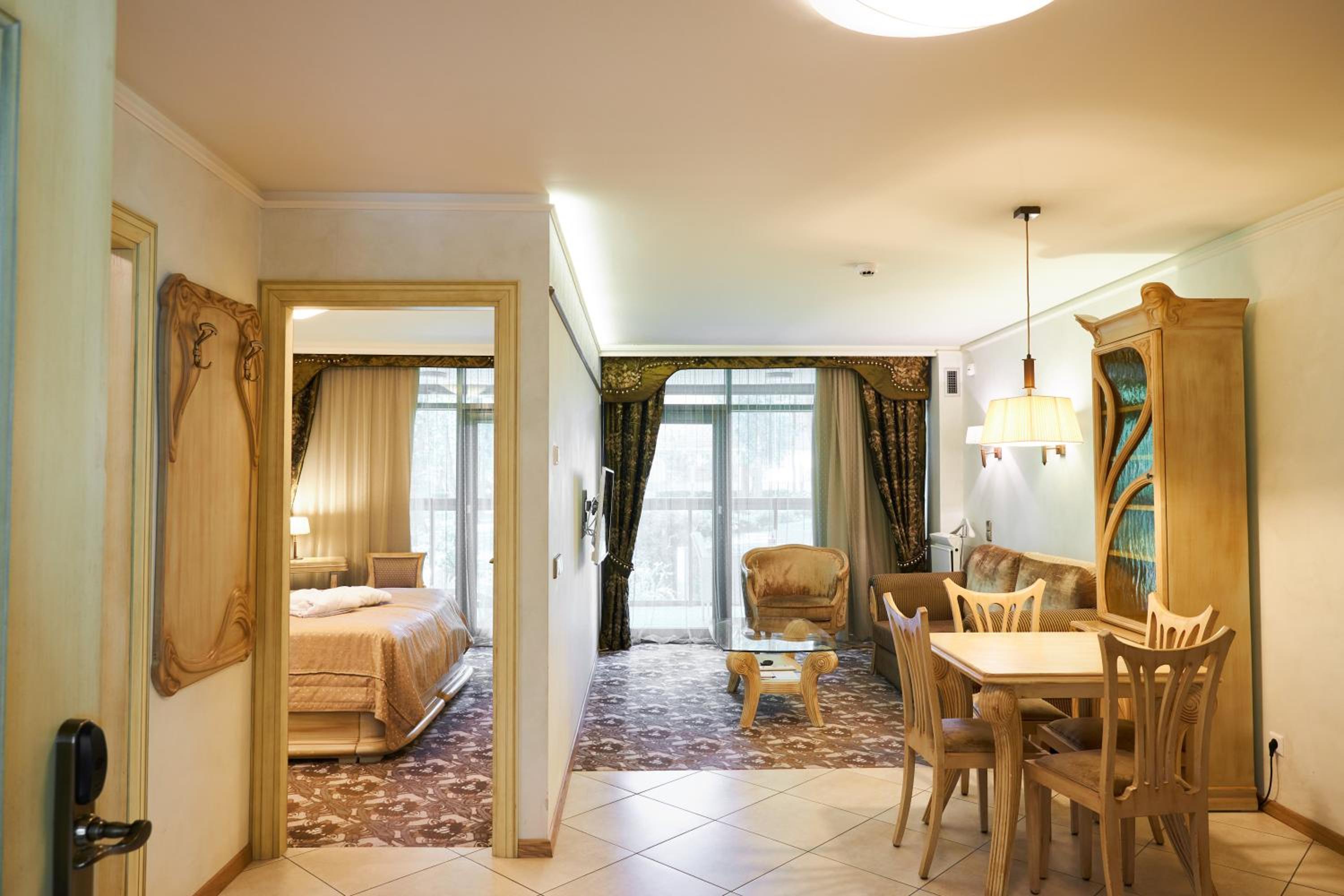 Deluxe One-Bedroom Apartment with Spa Access - Photo 10