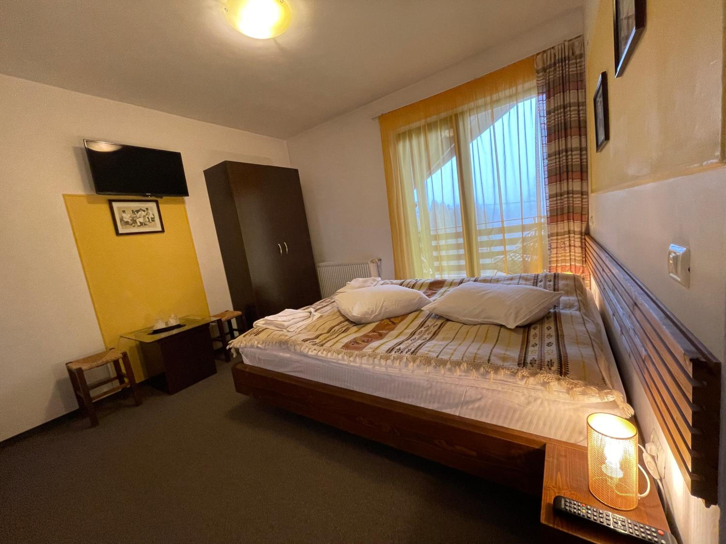 Queen Room with Balcony - Photo 7