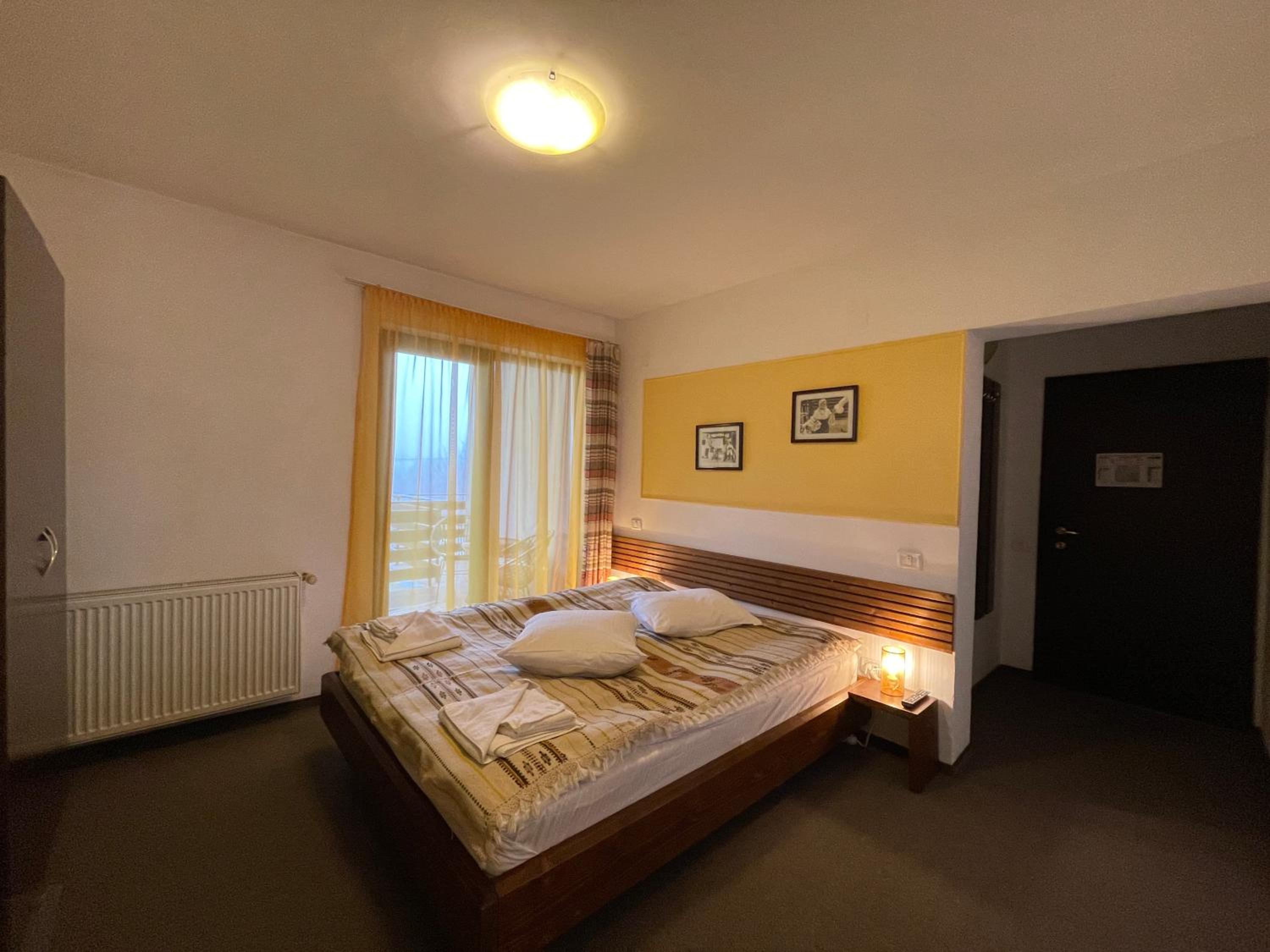 Queen Room with Balcony - Photo 6