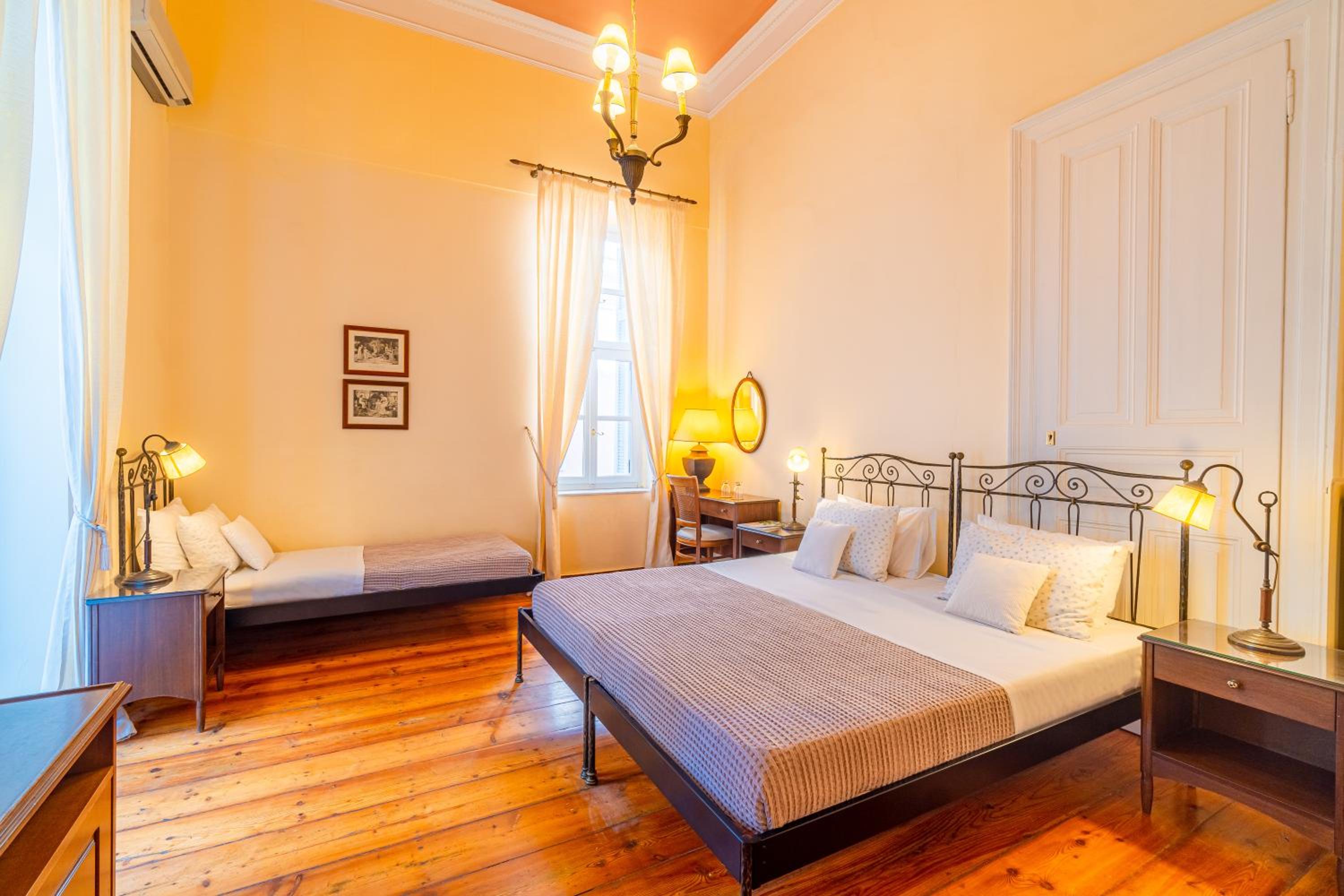 Quarto Triplo com Varanda.