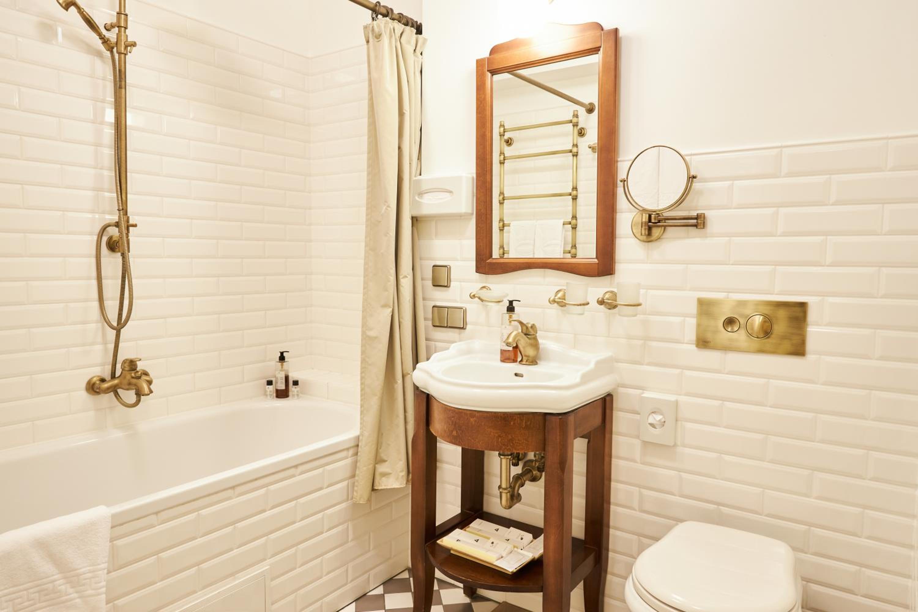 Deluxe One-Bedroom Apartment with Spa Access - Photo 16