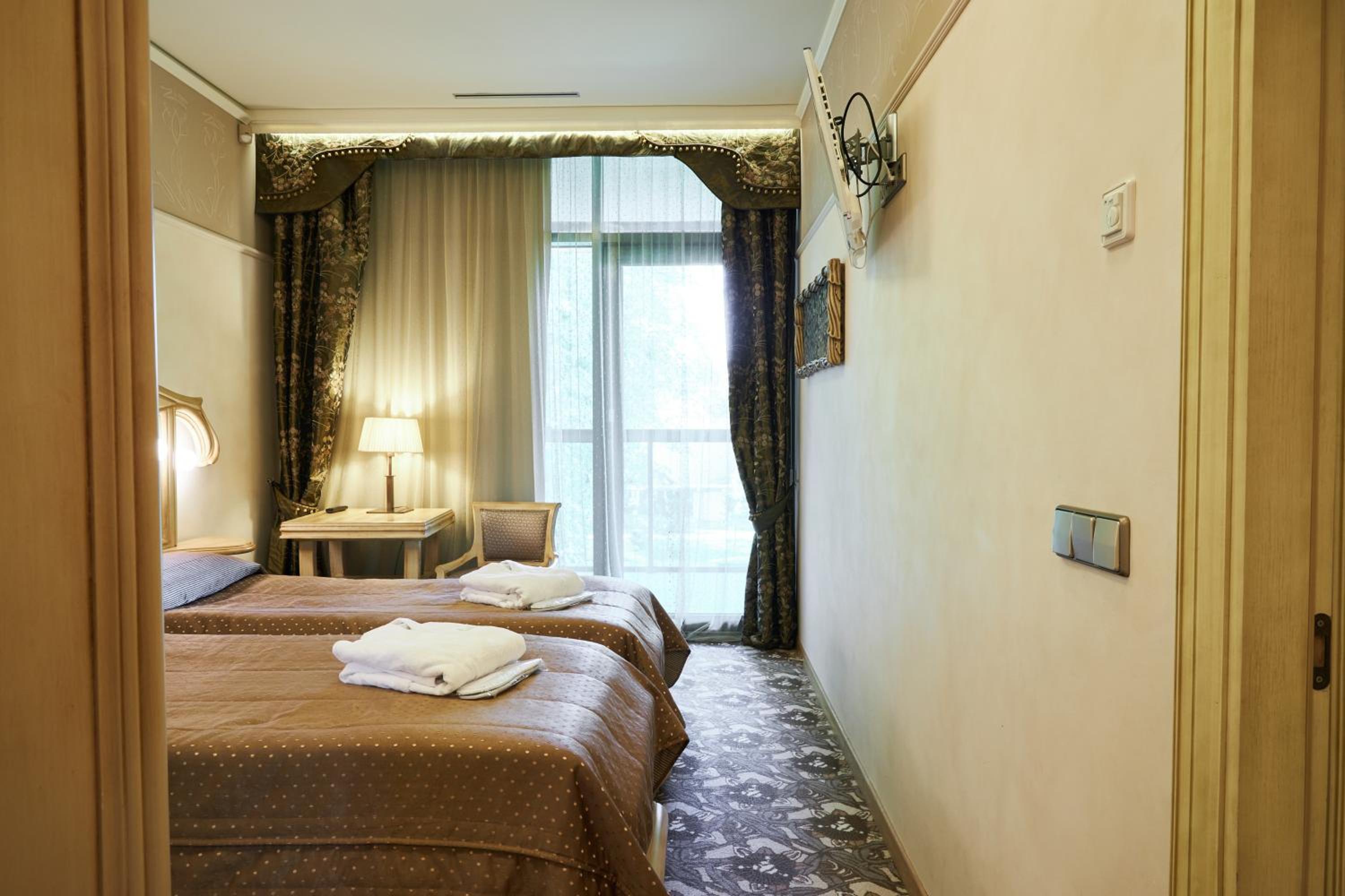 Deluxe Two-Bedroom Apartment with Spa Access - Photo 17