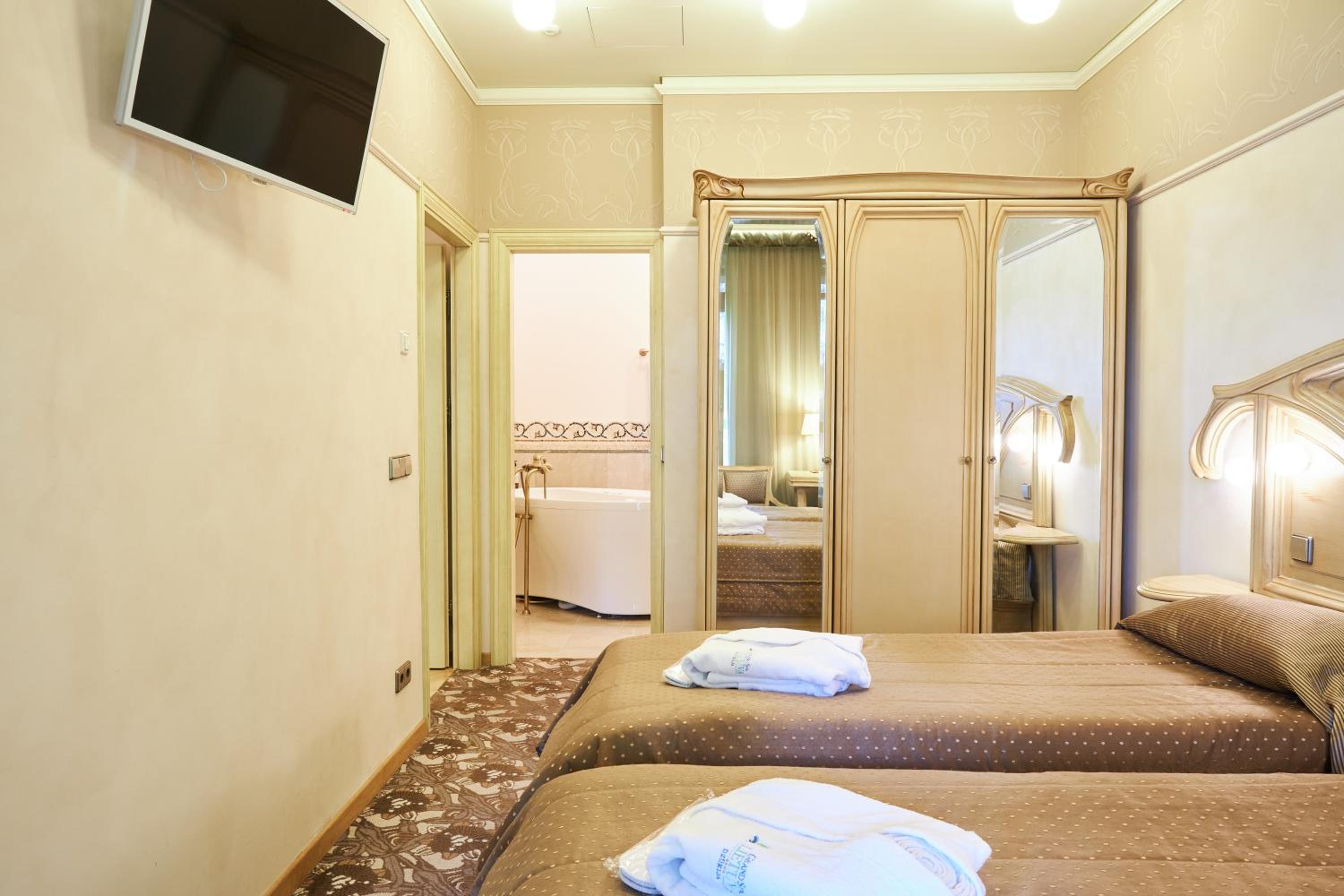 Deluxe Two-Bedroom Apartment with Spa Access - Photo 16