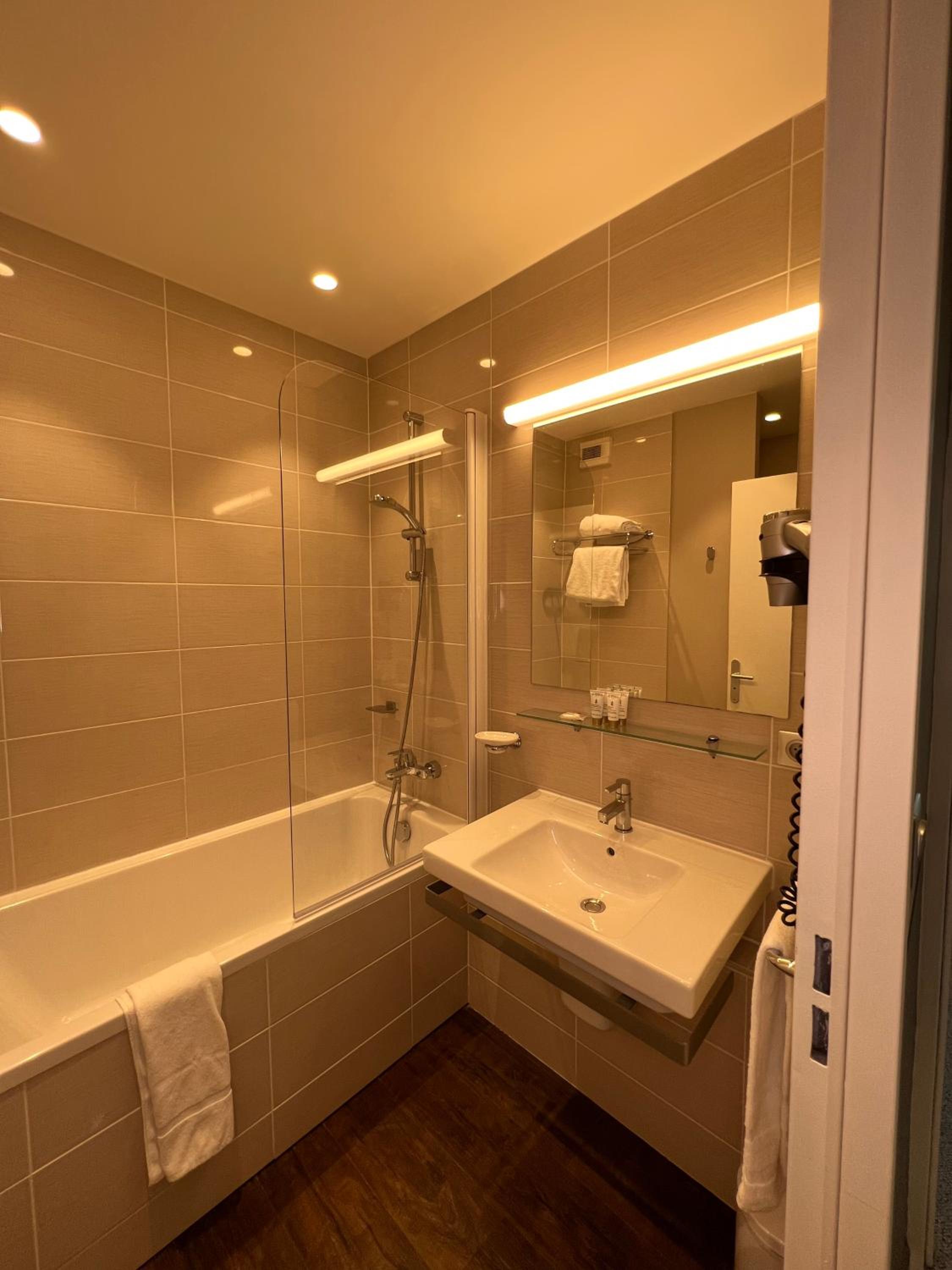 Comfort room with city view photo 3