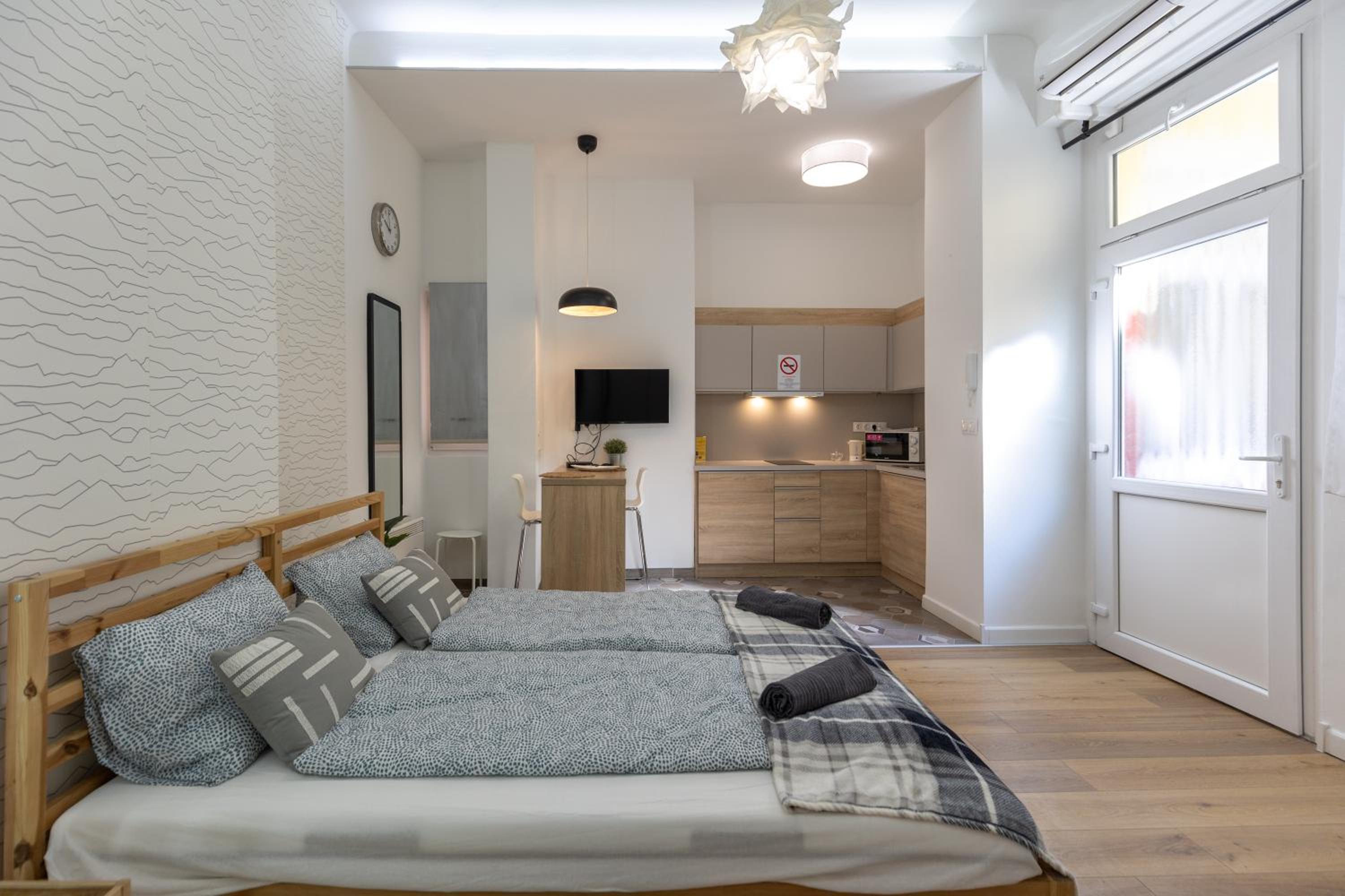 One-Bedroom Apartment - Photo 2