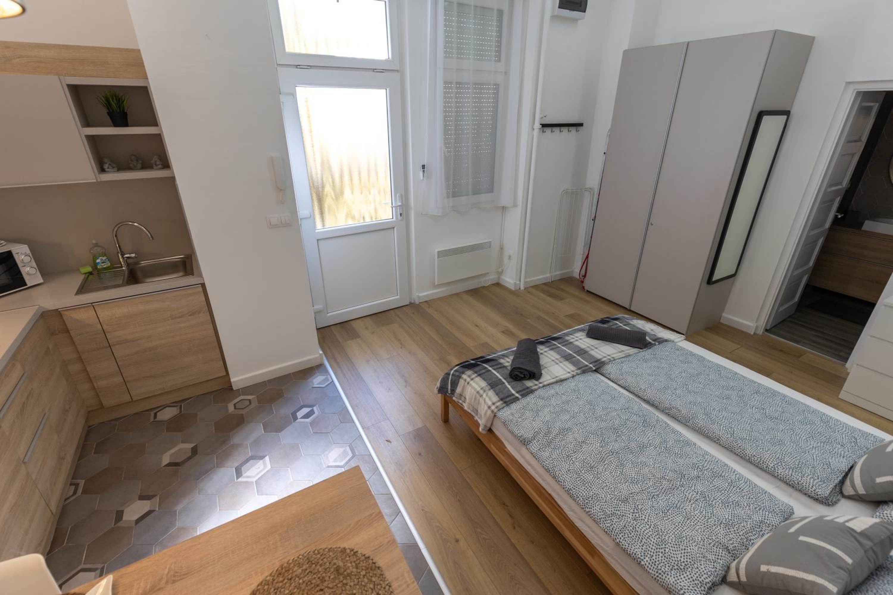 One-Bedroom Apartment - Photo 3