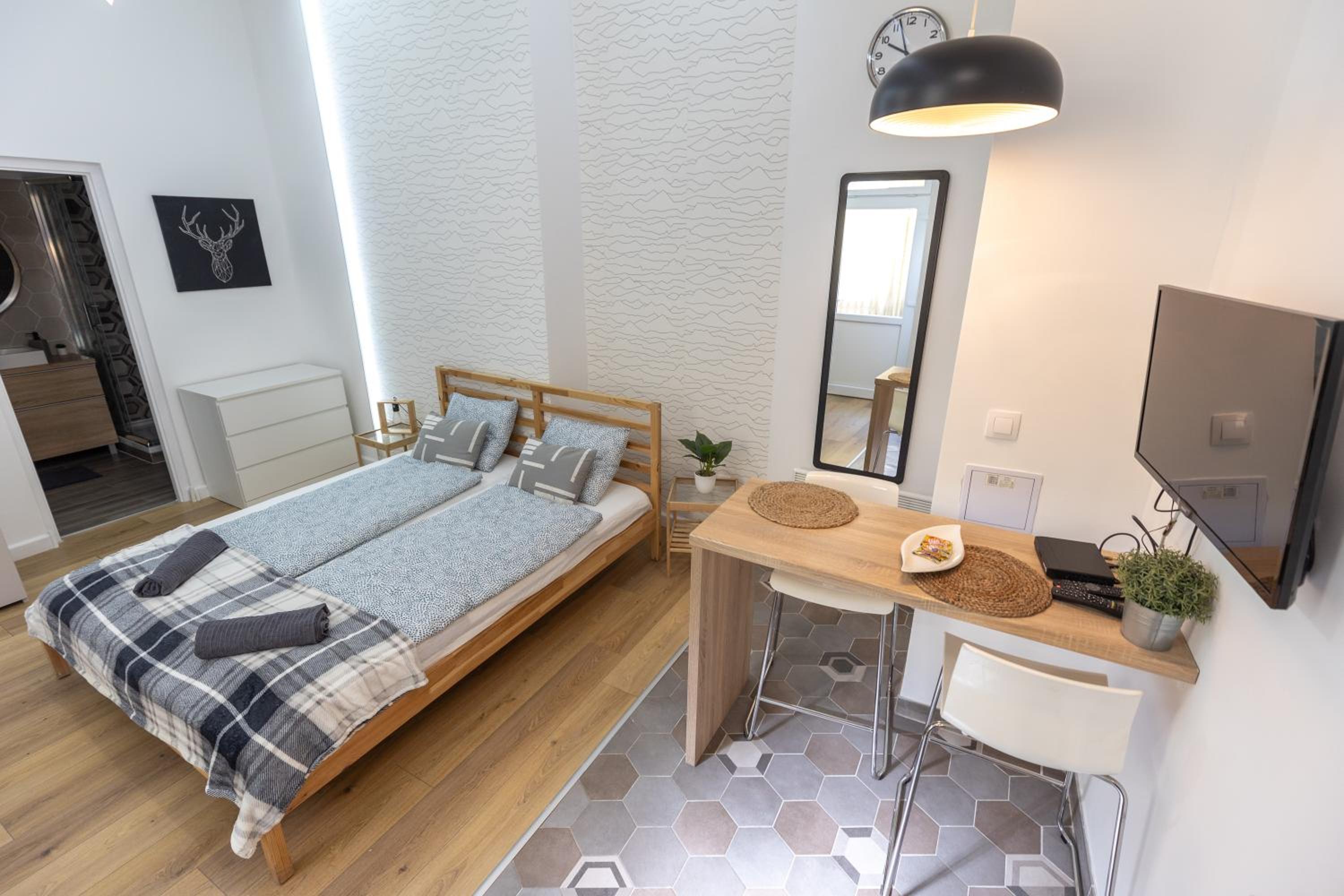 One-Bedroom Apartment - Photo 6