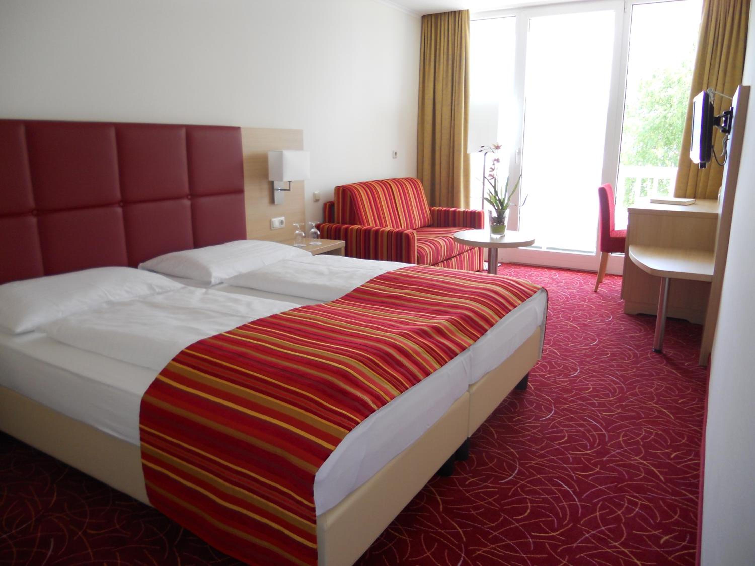 Double Room with Balcony and Lake View - Photo 1