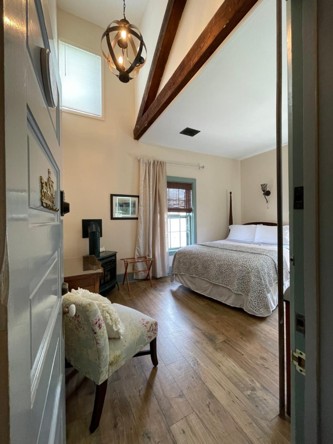 Queen Room photo 1