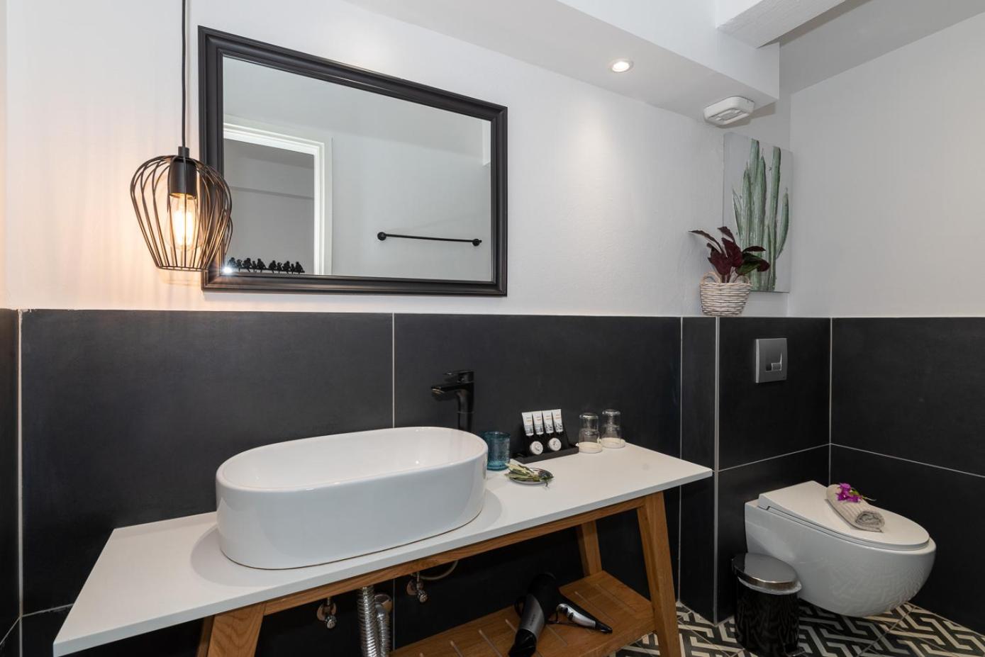 Double Room - Photo 9